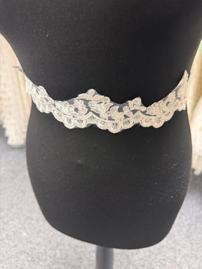Bordure ivoire brodée de perles et de sequins - T138