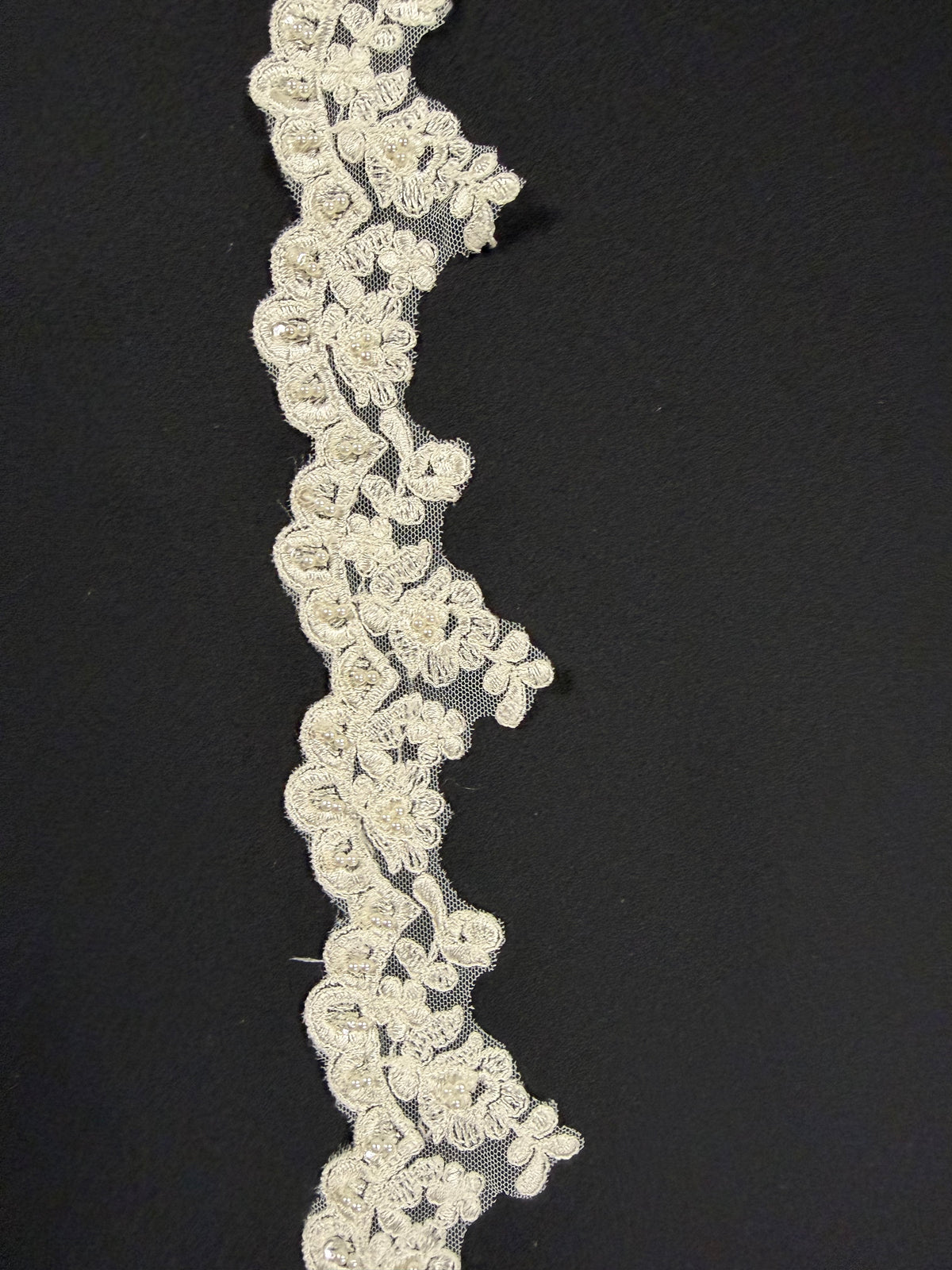 Bordure ivoire brodée de perles et de sequins - T138