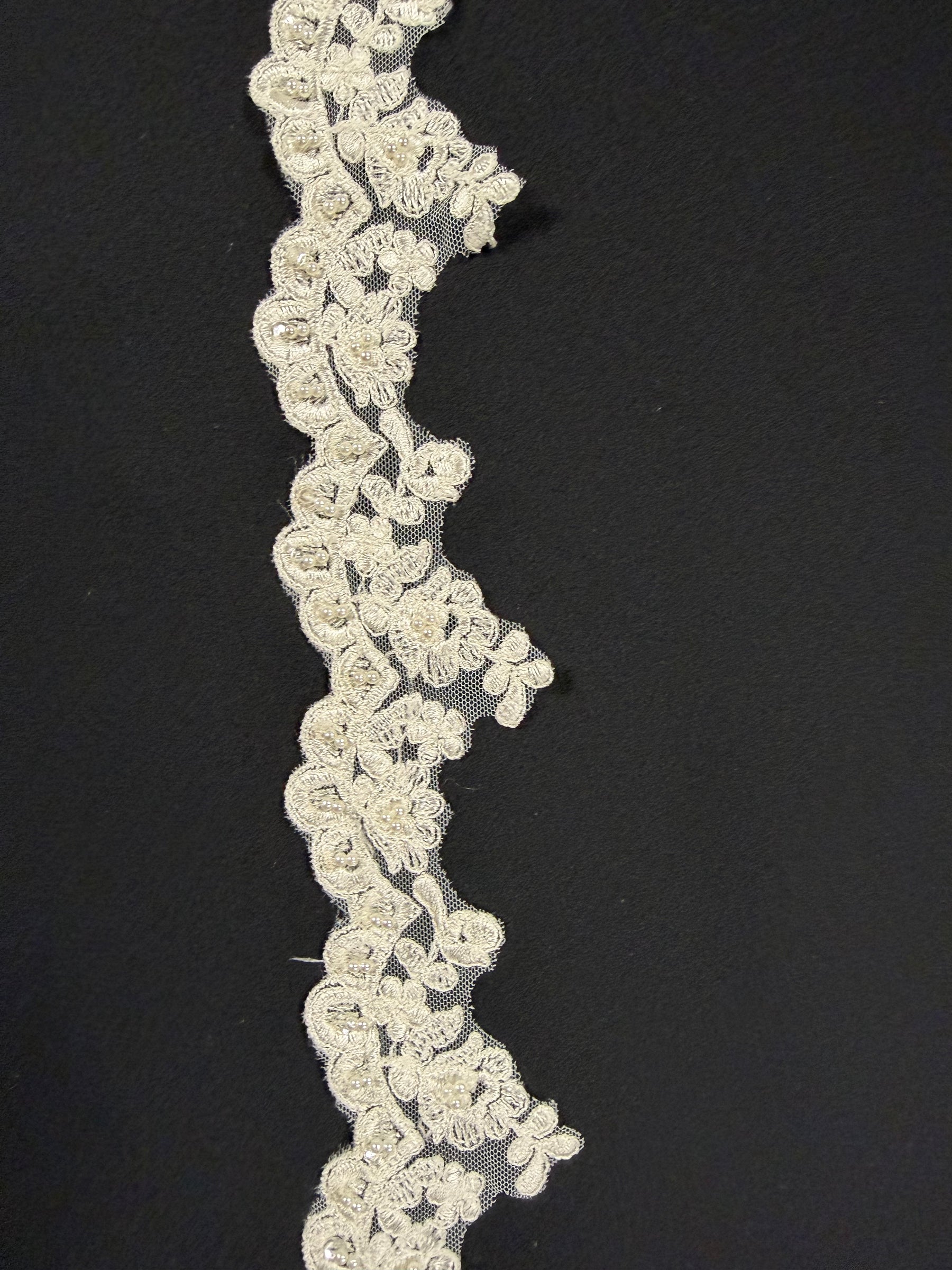 Bordure ivoire brodée de perles et de sequins - T138
