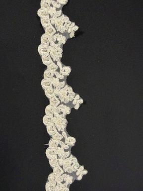 Bordure ivoire brodée de perles et de sequins - T138