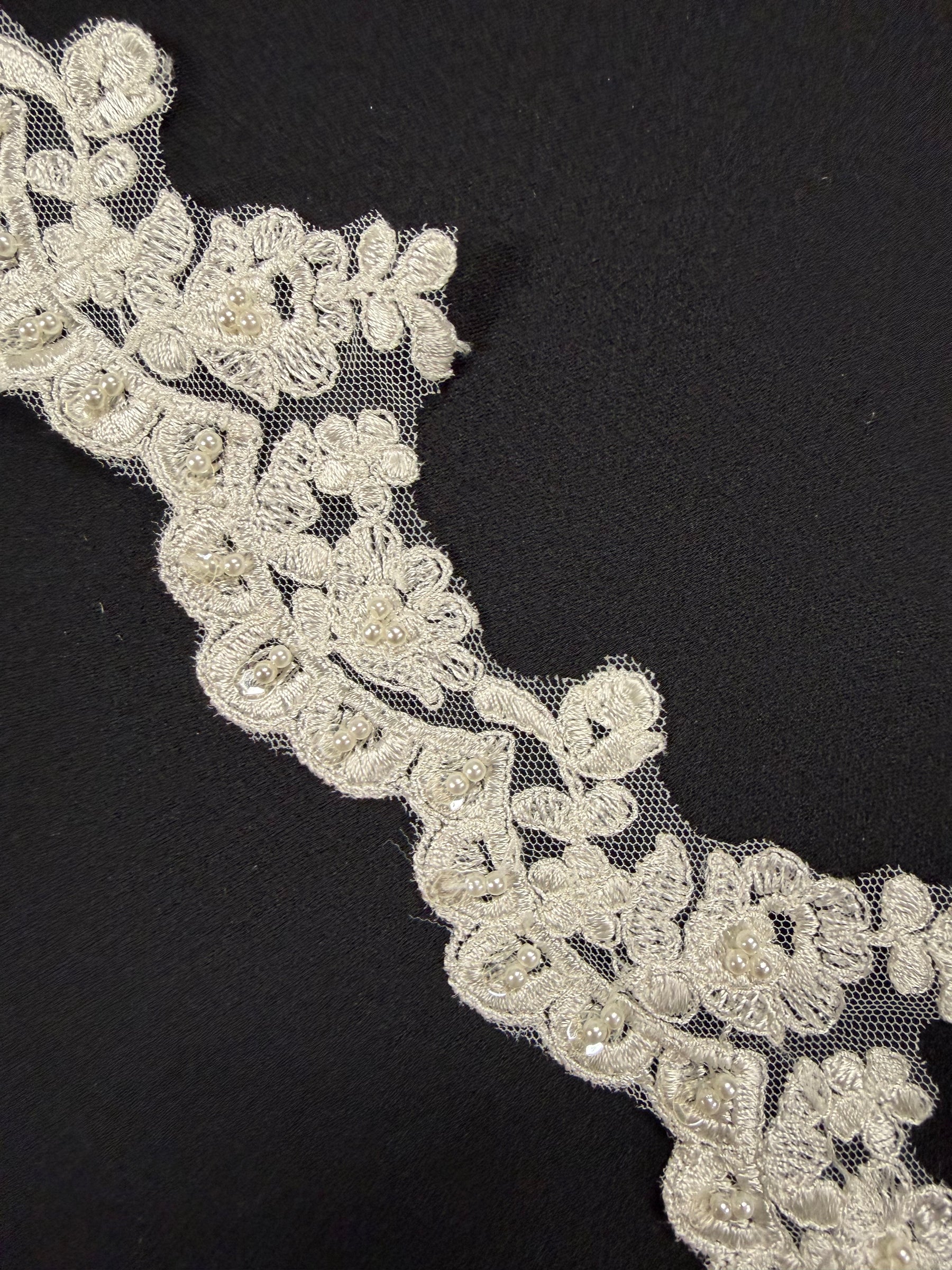 Bordure ivoire brodée de perles et de sequins - T138