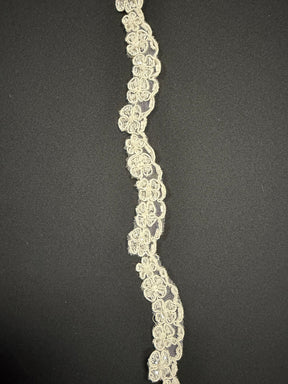 Garniture perlée et pailletée sur cordon ivoire - T299