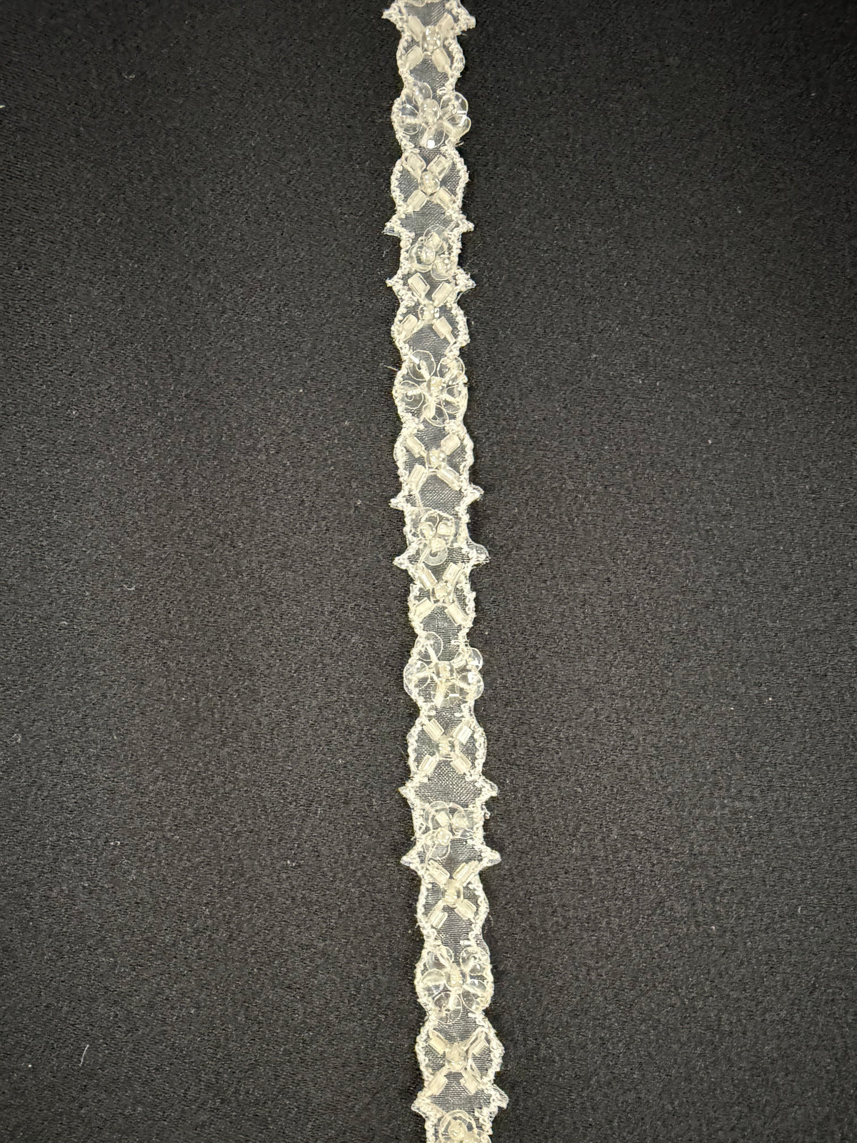 Bordure de perles et sequins ivoire pâle - T148