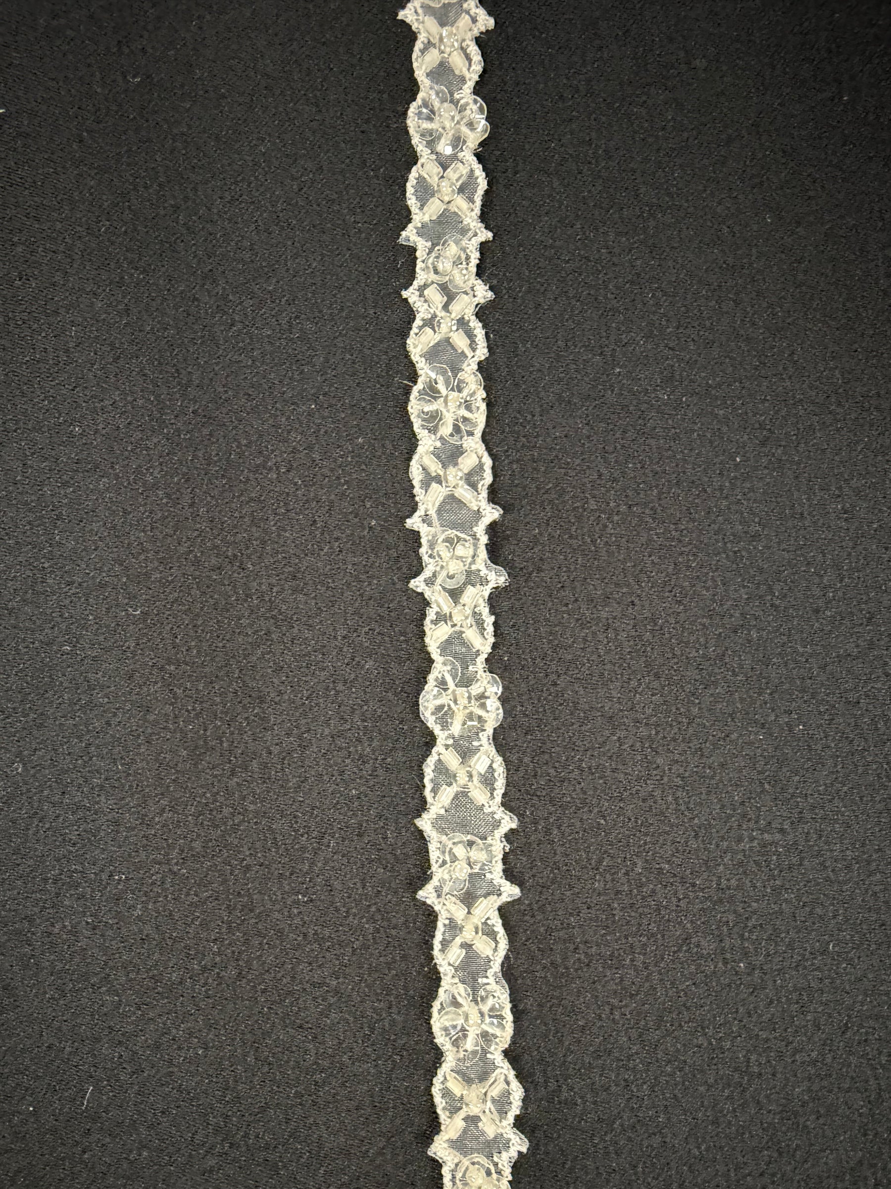 Bordure de perles et sequins ivoire pâle - T148