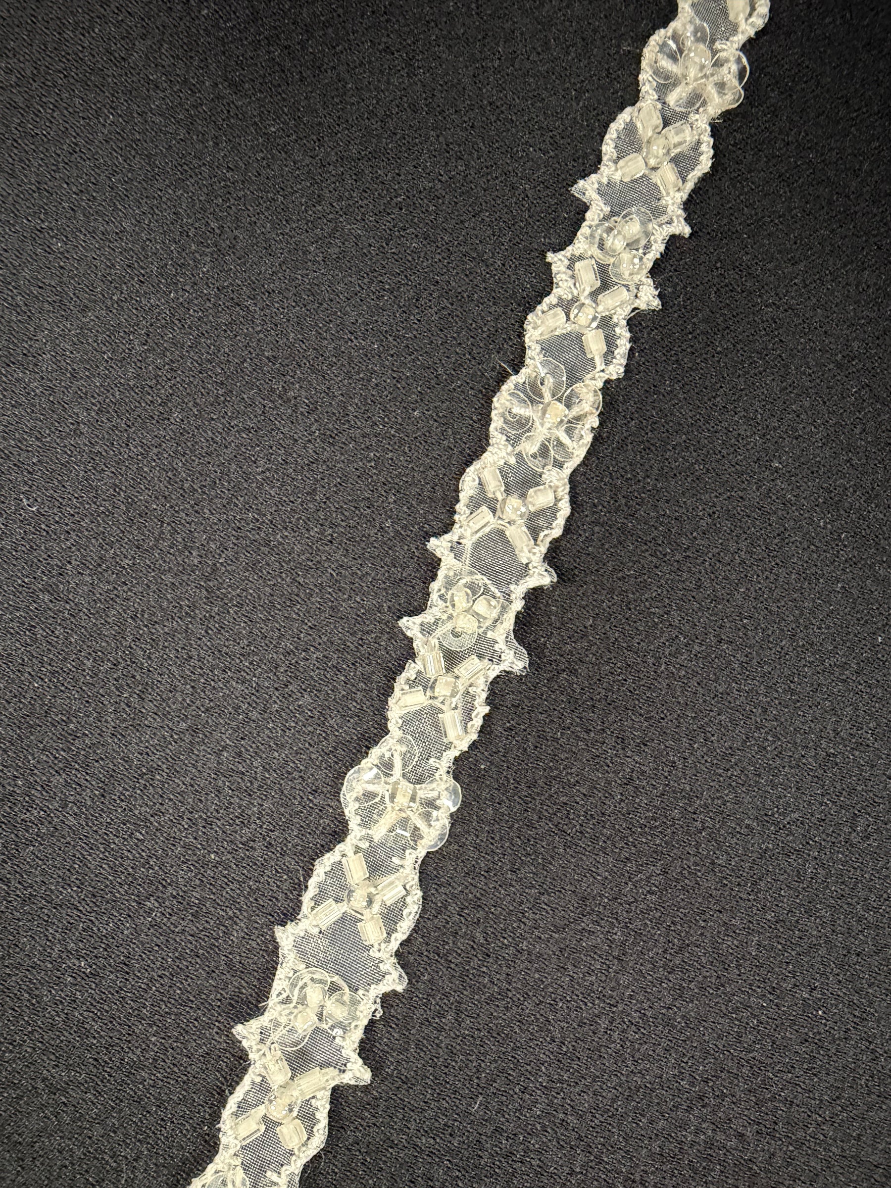 Bordure de perles et sequins ivoire pâle - T148