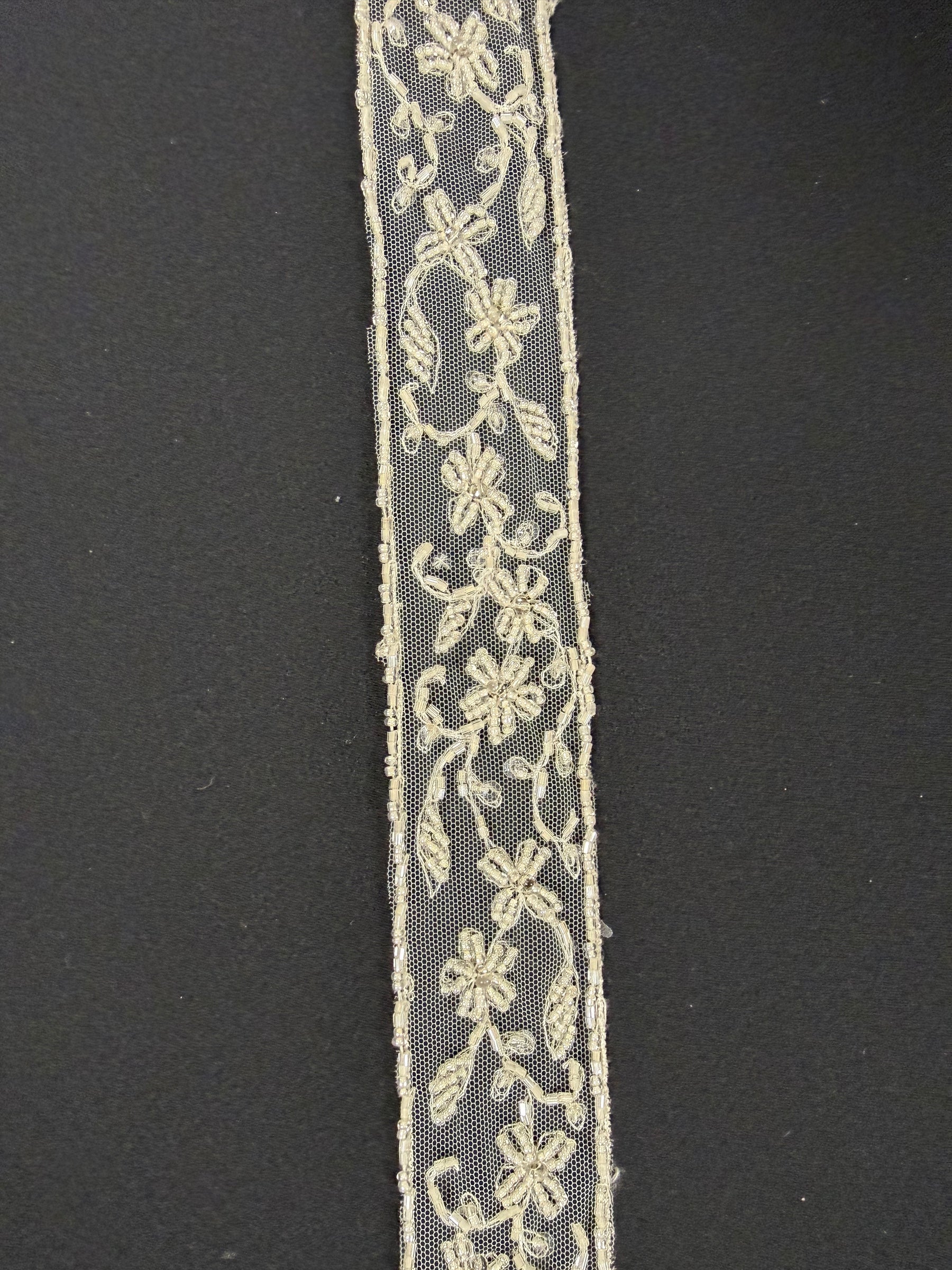 Bordure ivoire à perles et sequins - T169