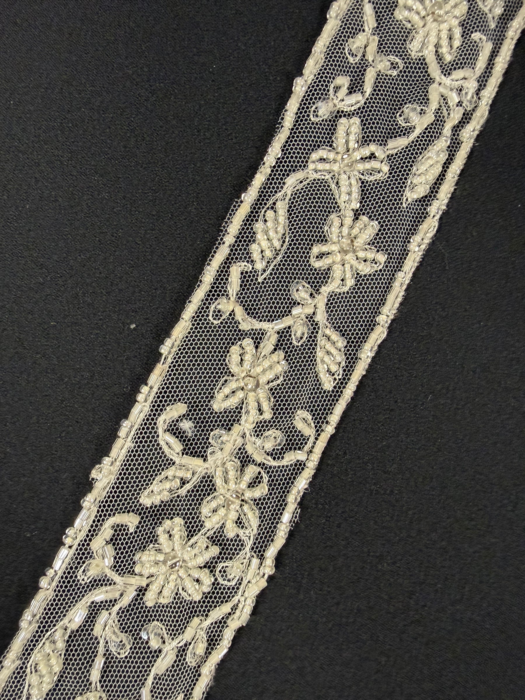 Bordure ivoire à perles et sequins - T169
