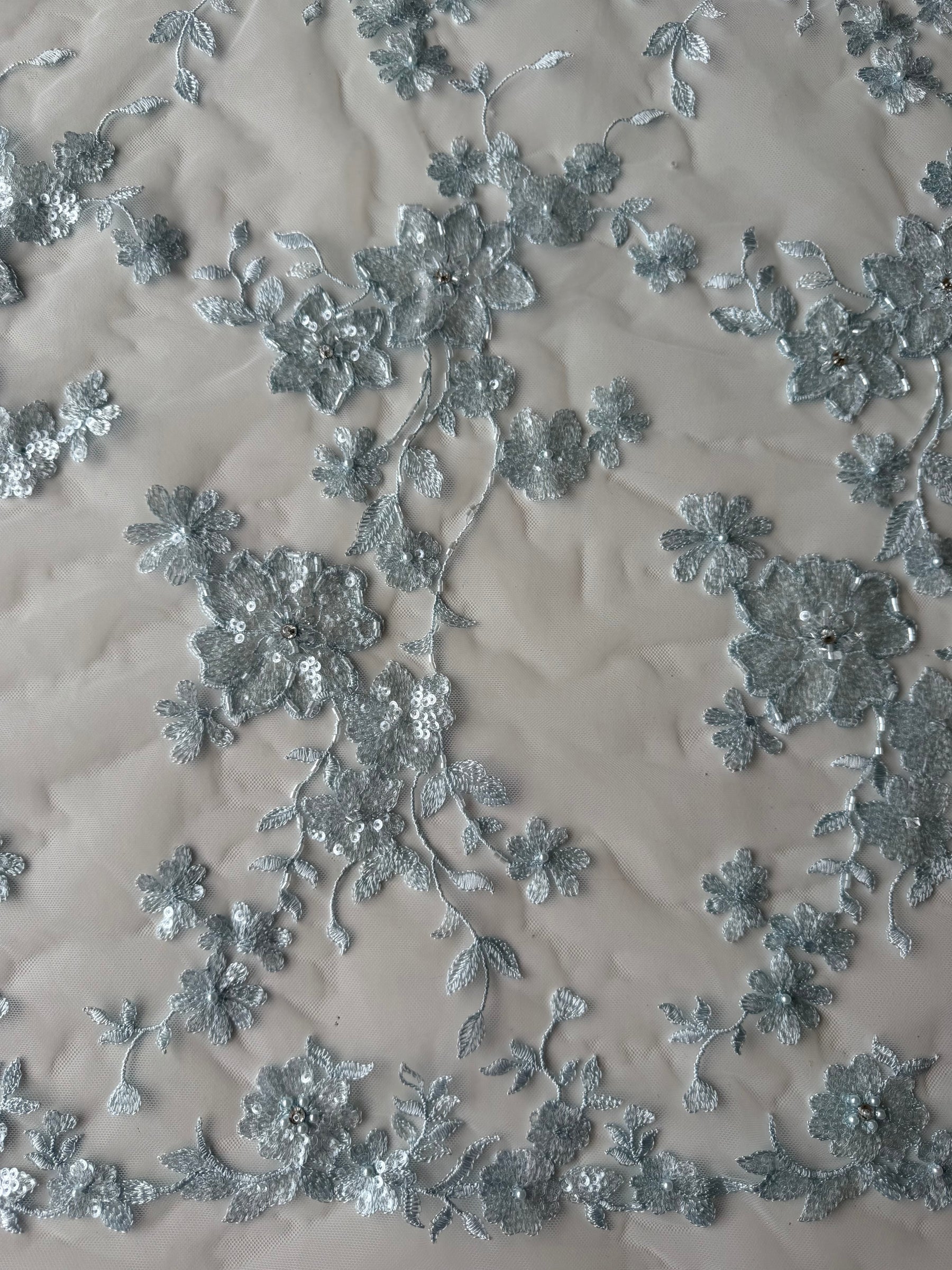 Tulle brodé et perlé bleu layette - EB1090