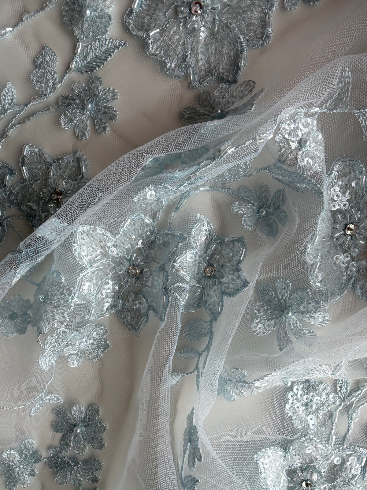 Tulle brodé et perlé bleu layette - EB1090