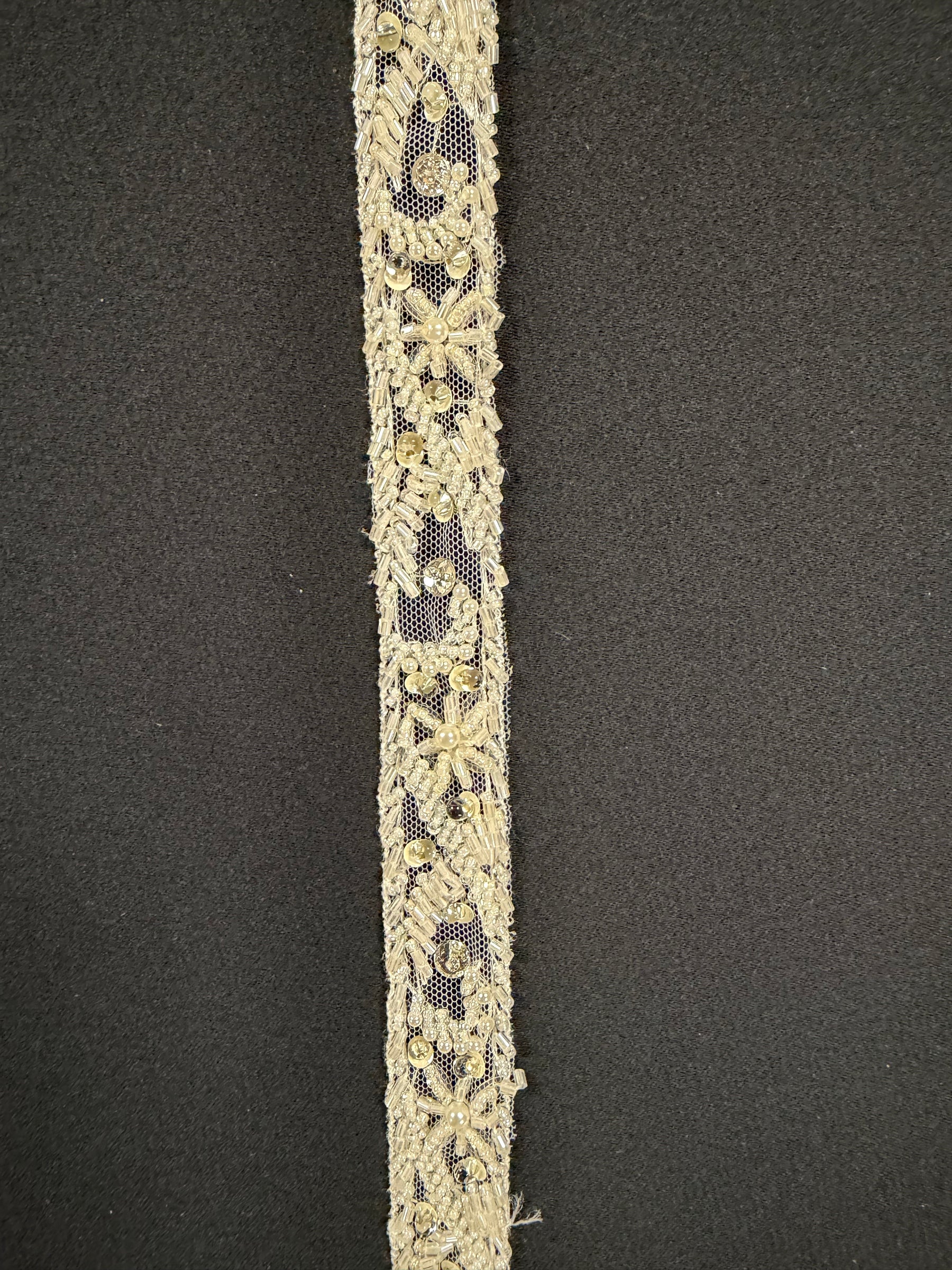 Bordure de perles et sequins ivoire - T165