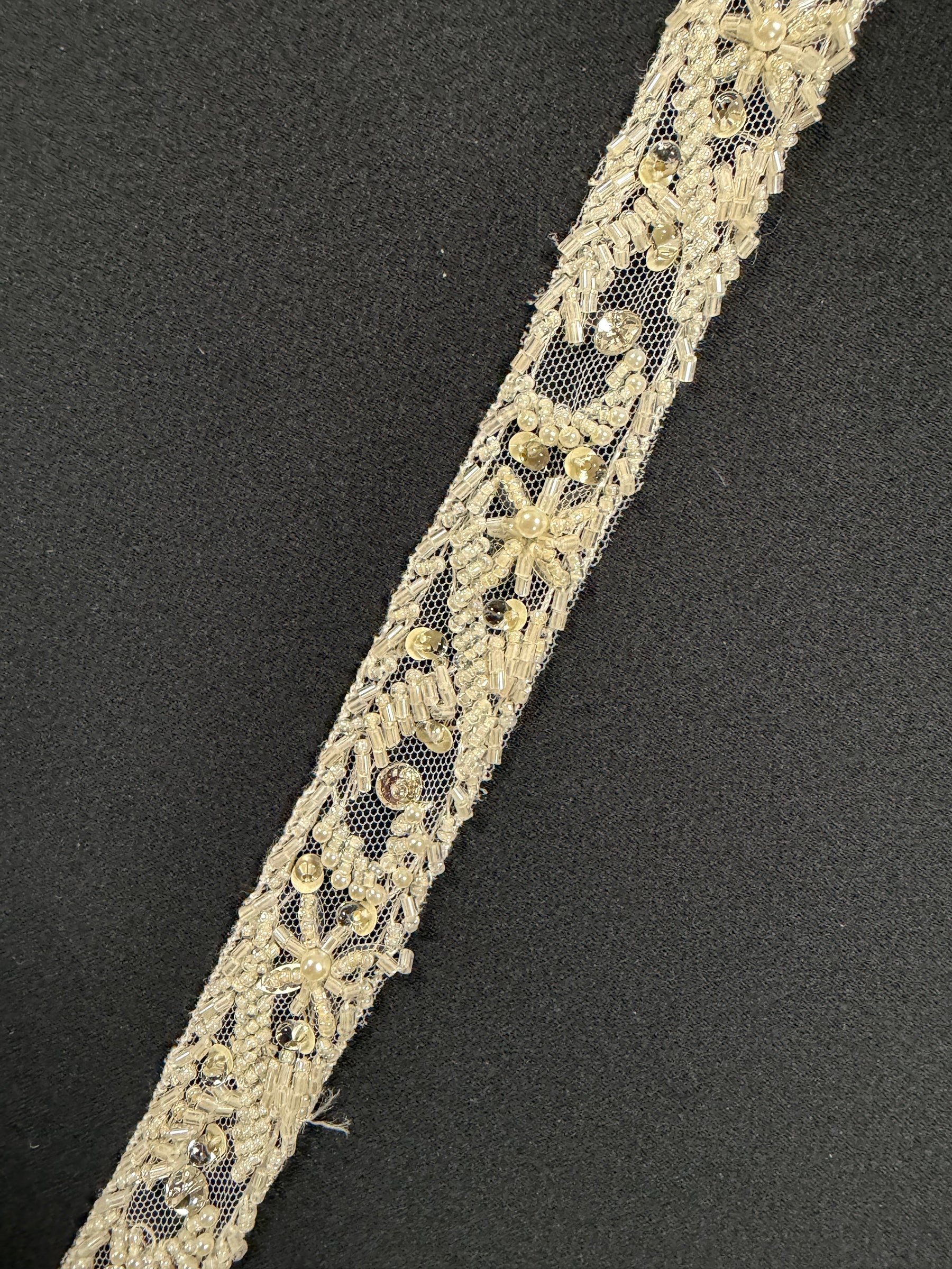 Bordure de perles et sequins ivoire - T165
