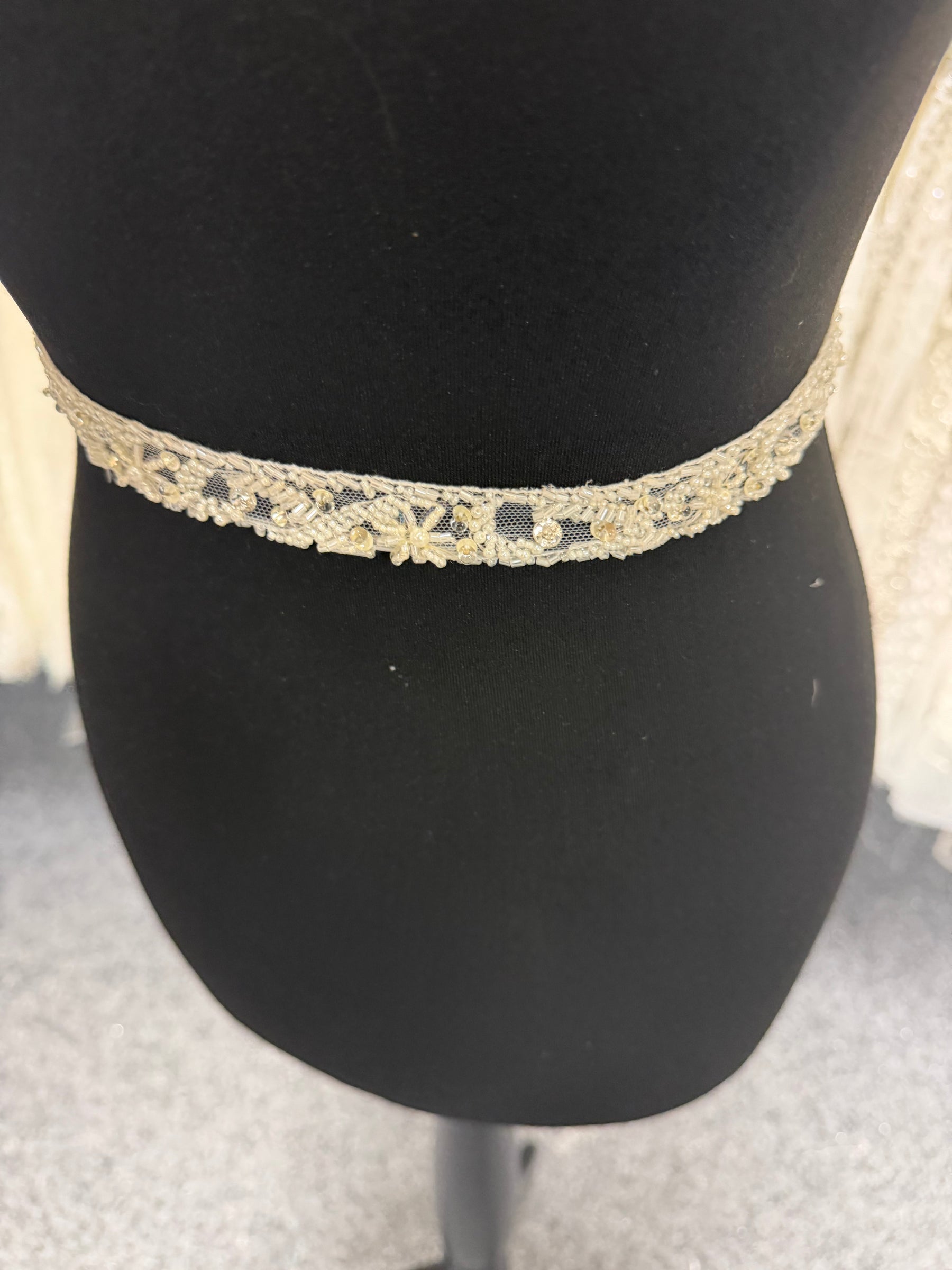 Bordure de perles et sequins ivoire - T165