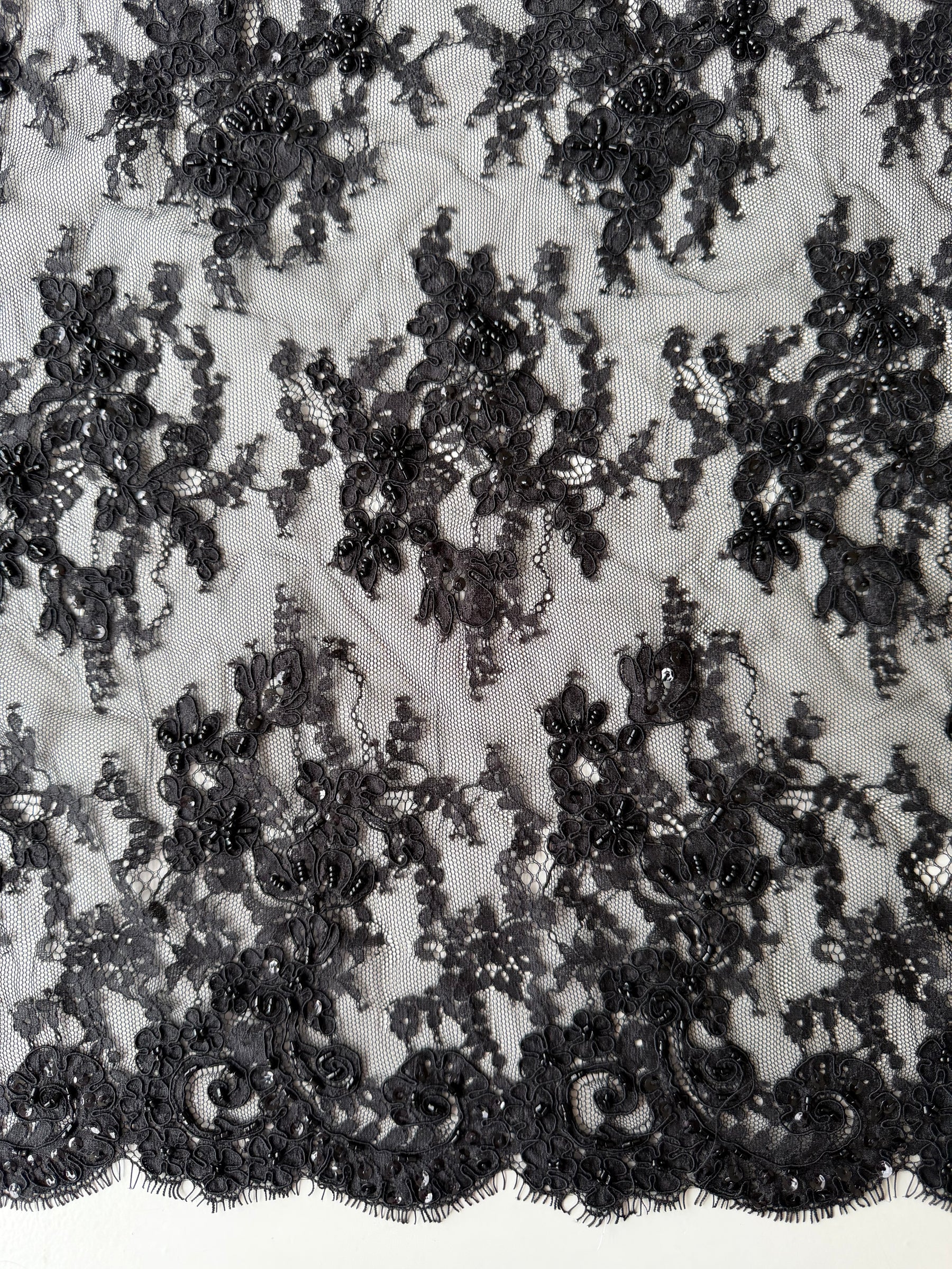 Dentelle noire à cordonnet et perles - P643