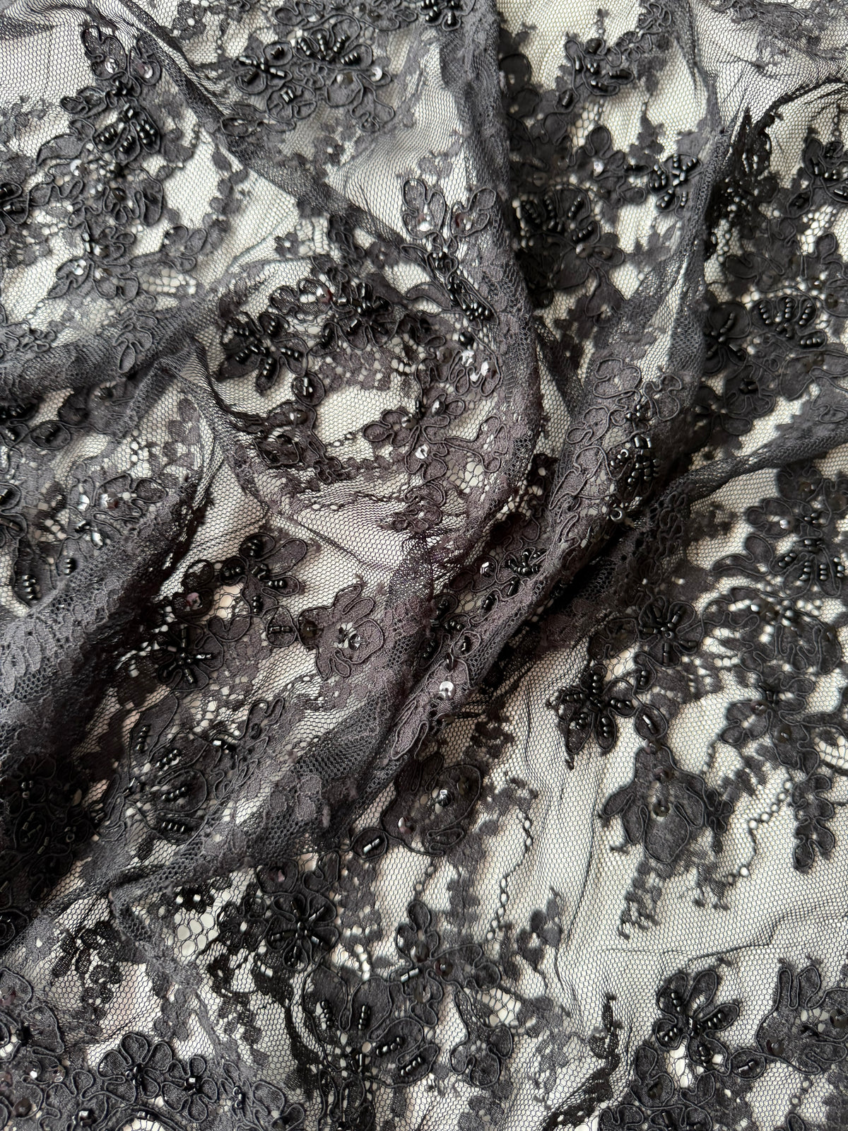 Dentelle noire à cordonnet et perles - P643