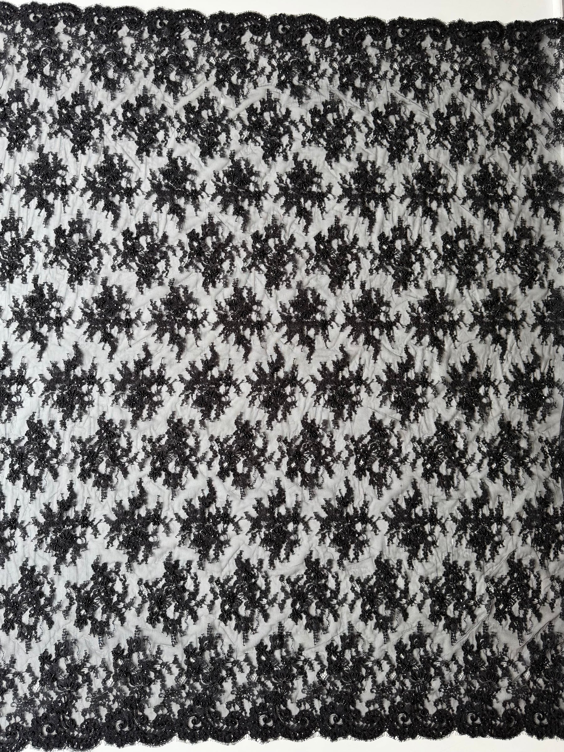 Dentelle noire à cordonnet et perles - P643
