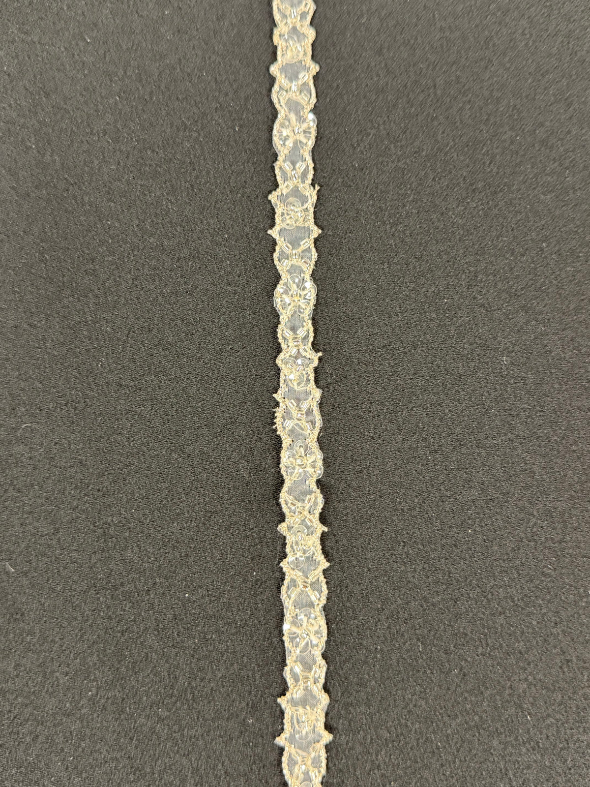 Bordure de perles et sequins ivoire - T148