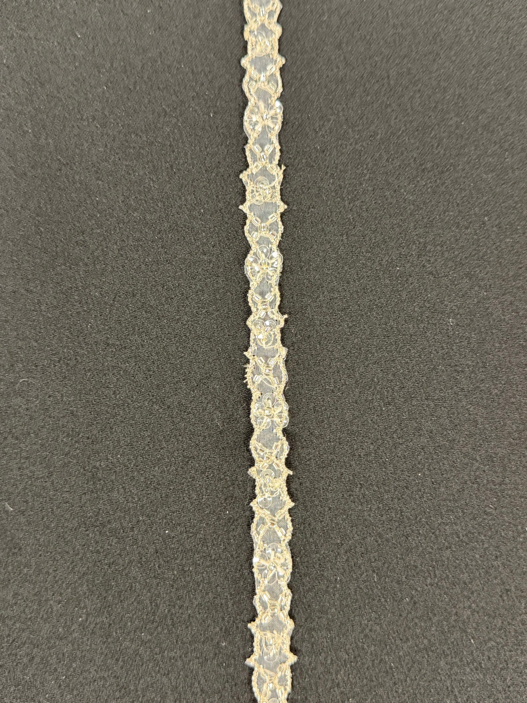 Bordure de perles et sequins ivoire - T148
