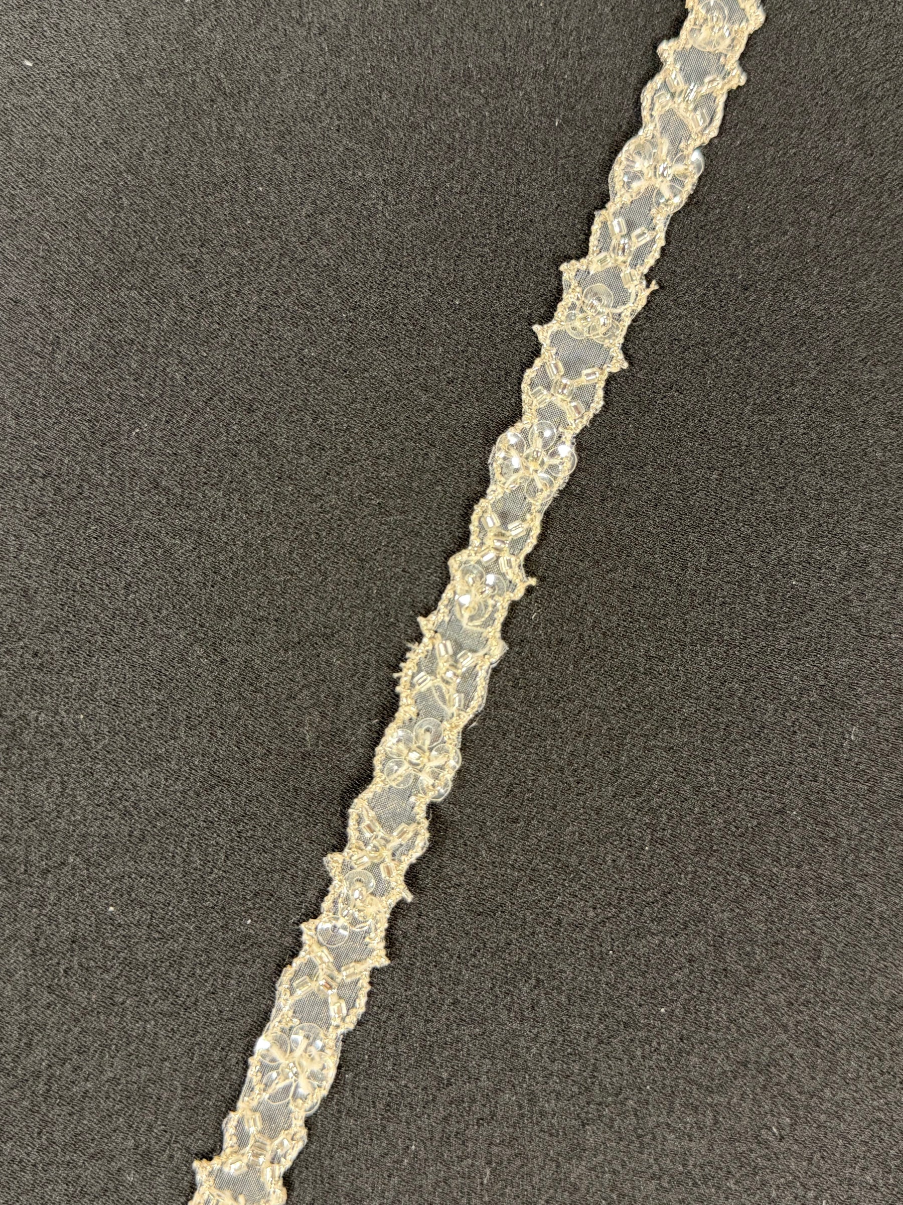 Bordure de perles et sequins ivoire - T148
