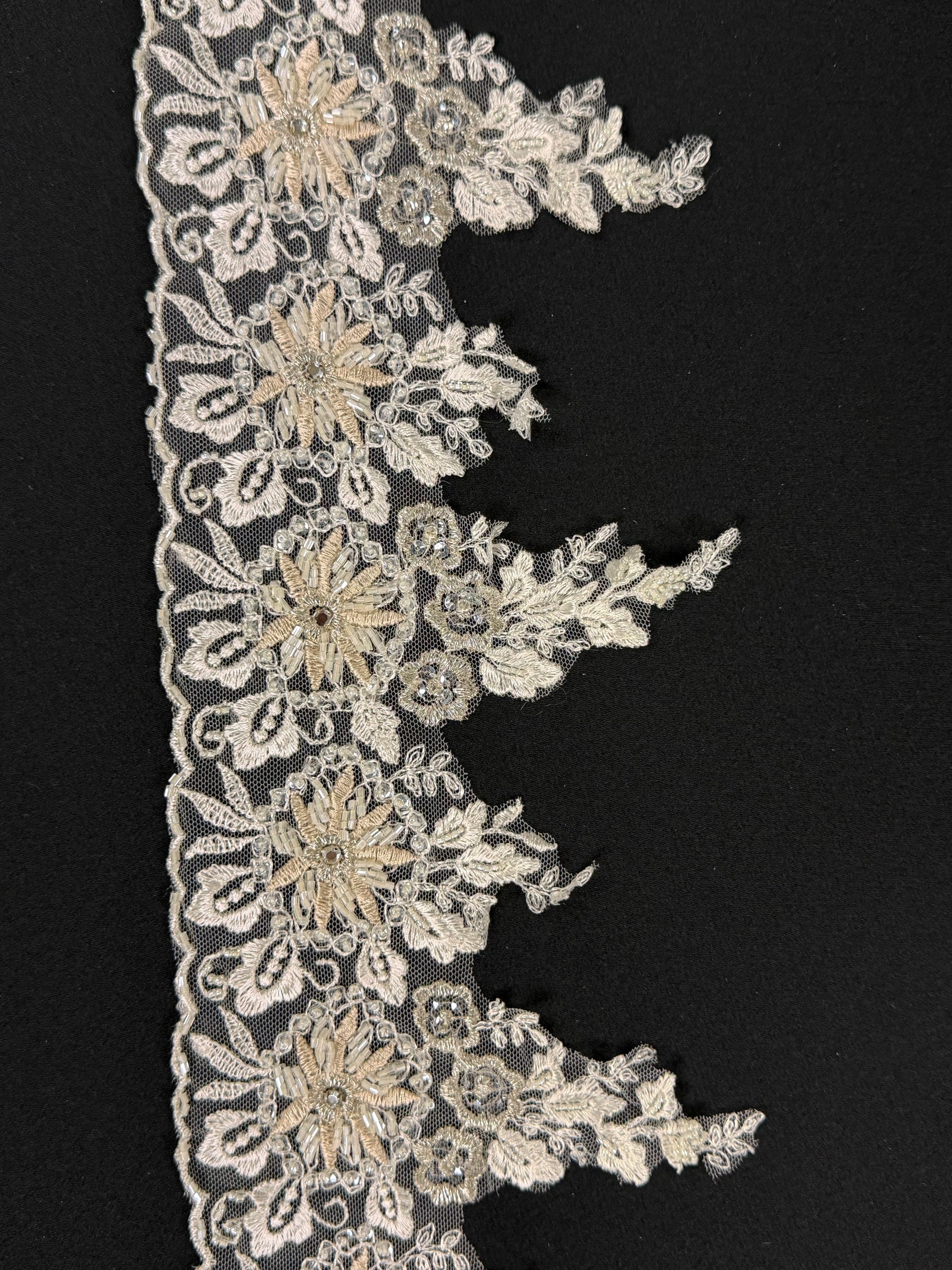 Bordure à perles et sequins ivoire/champagne - T133