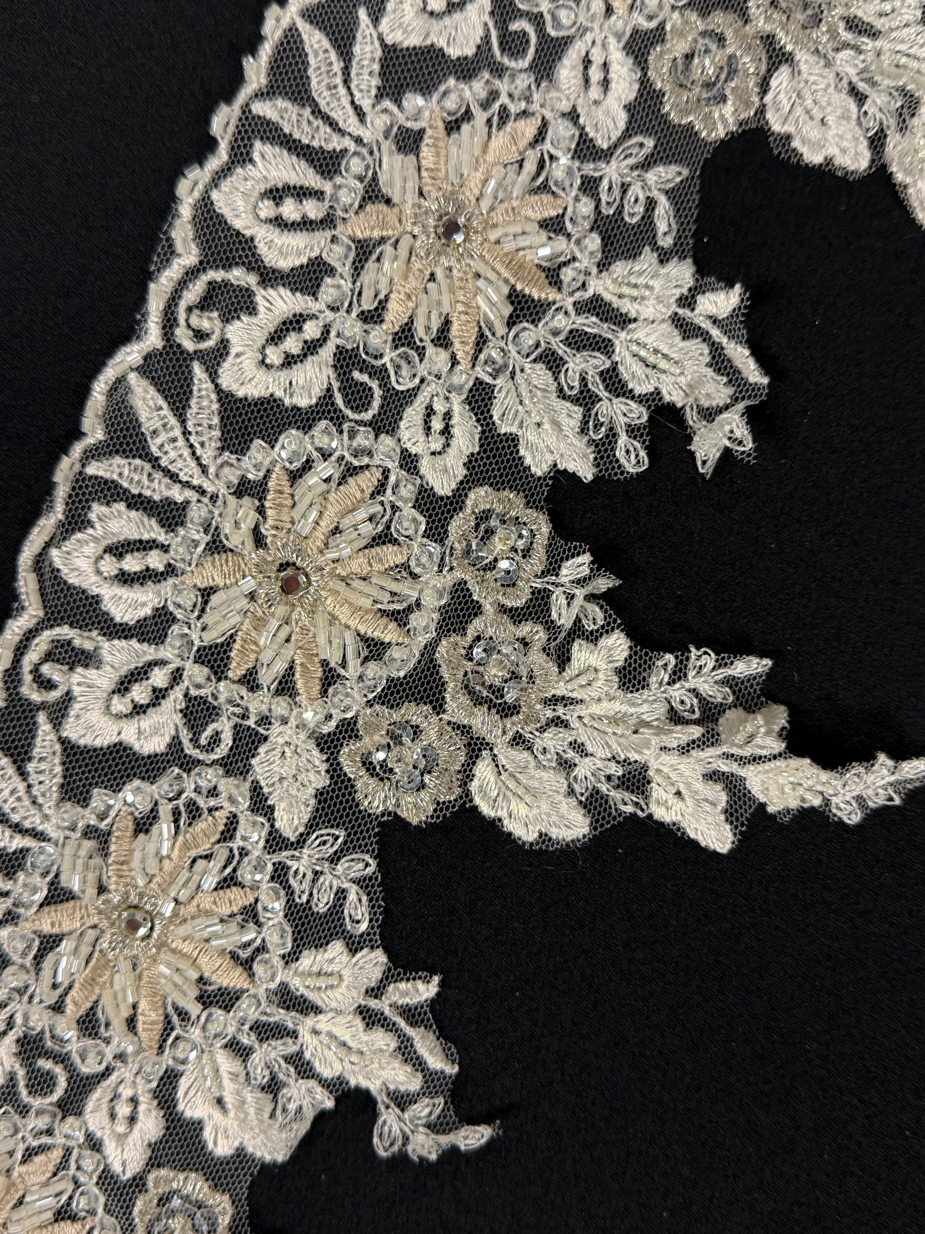 Bordure à perles et sequins ivoire/champagne - T133