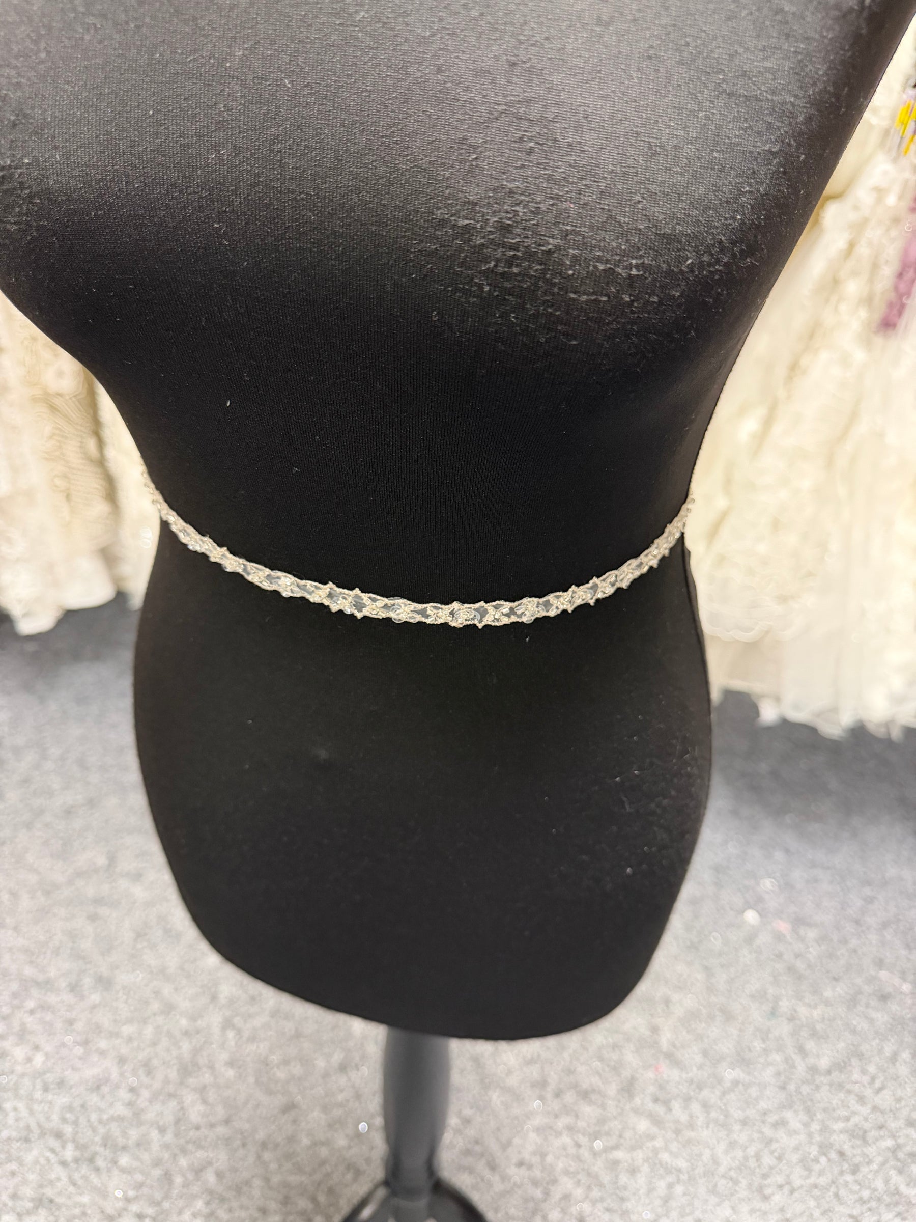 Bordure de perles et sequins ivoire - T148