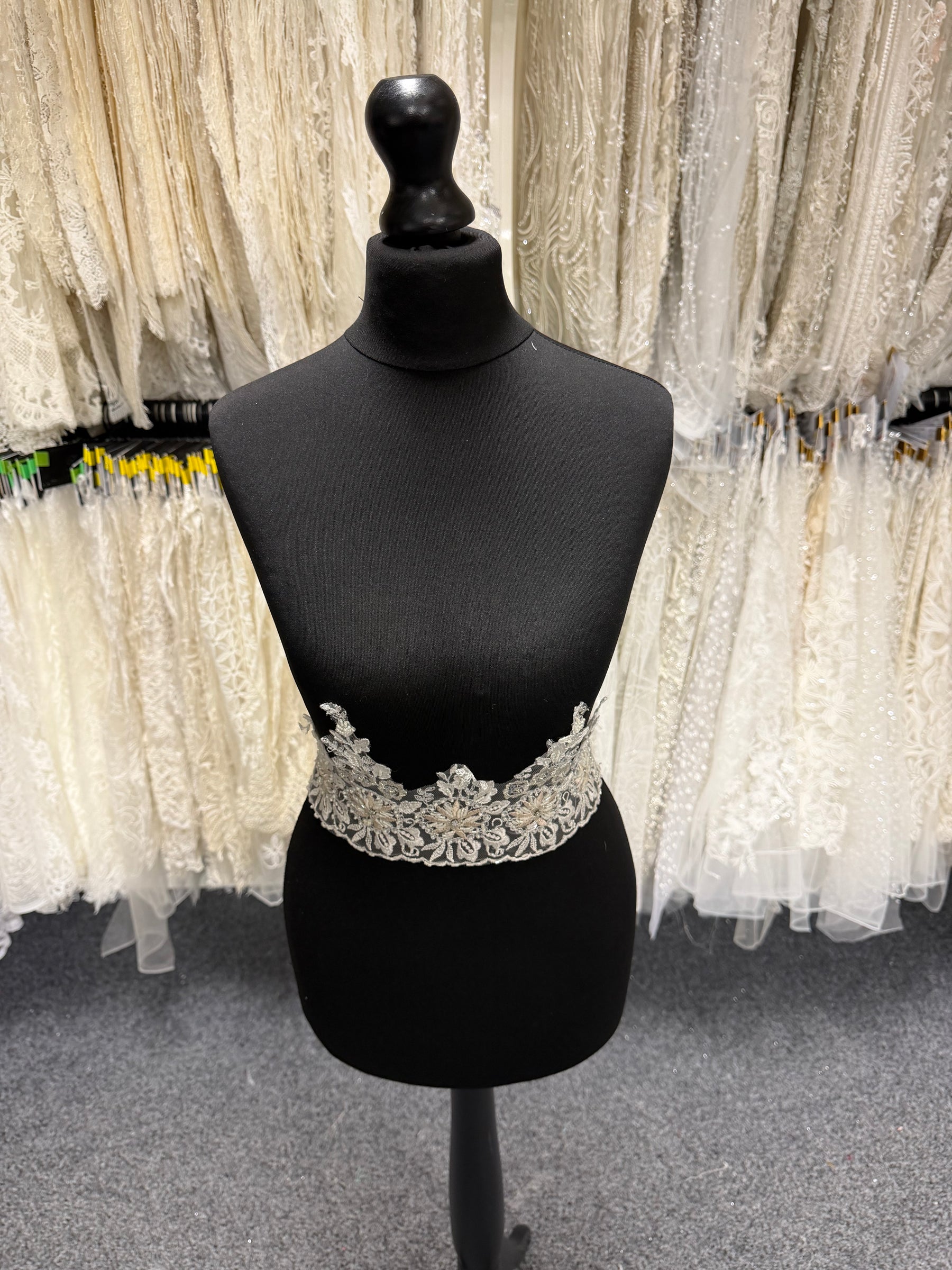 Bordure à perles et sequins ivoire/champagne - T133
