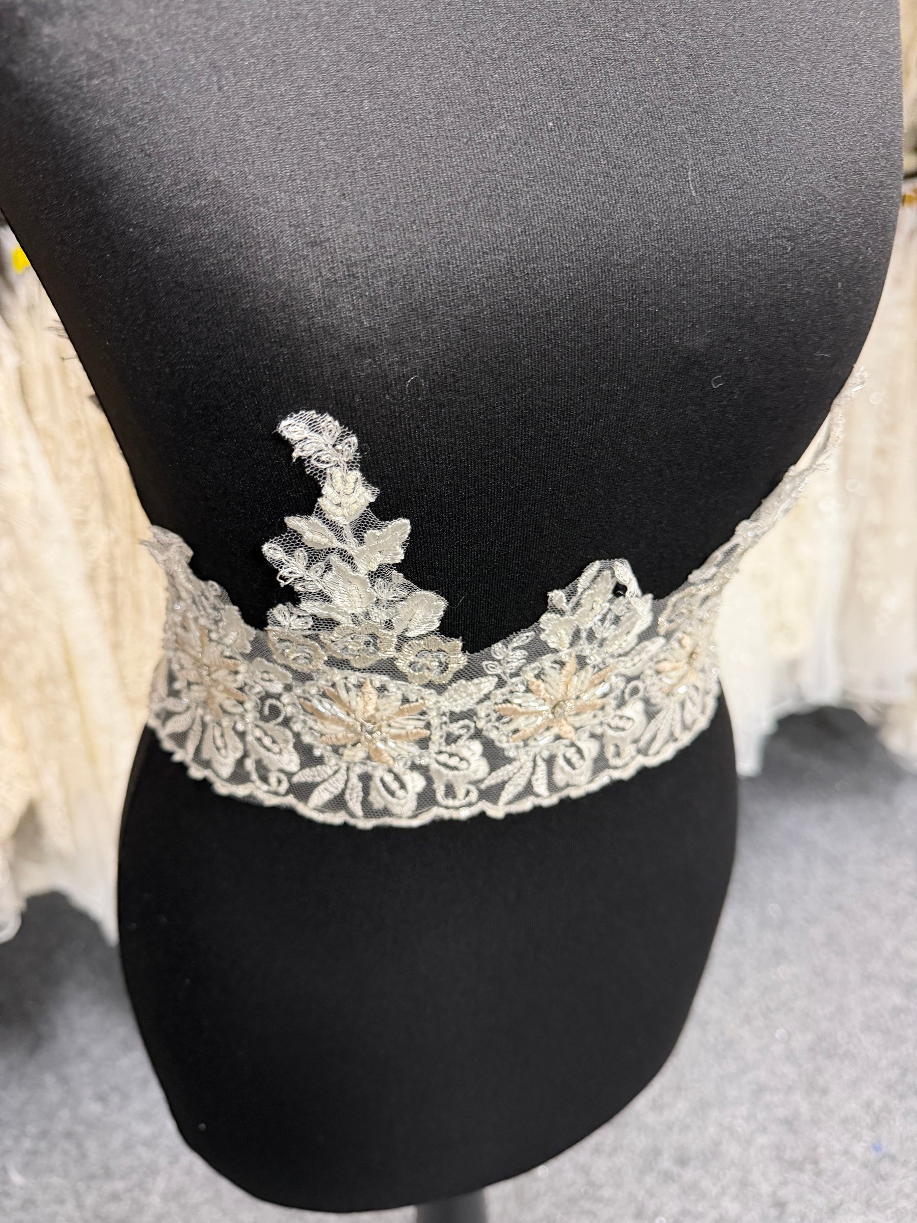Bordure à perles et sequins ivoire/champagne - T133