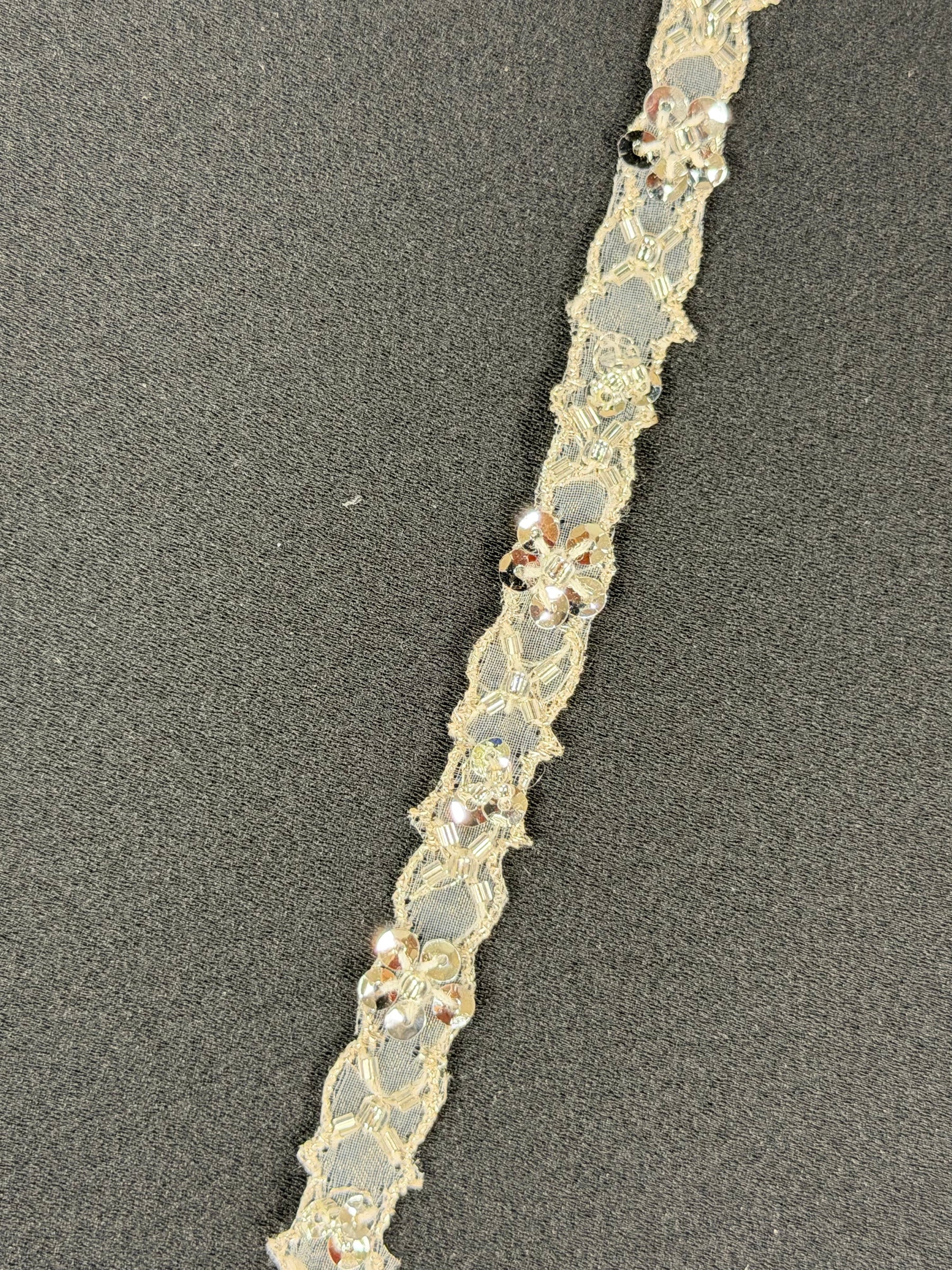Bordure argentée à perles et sequins - T148