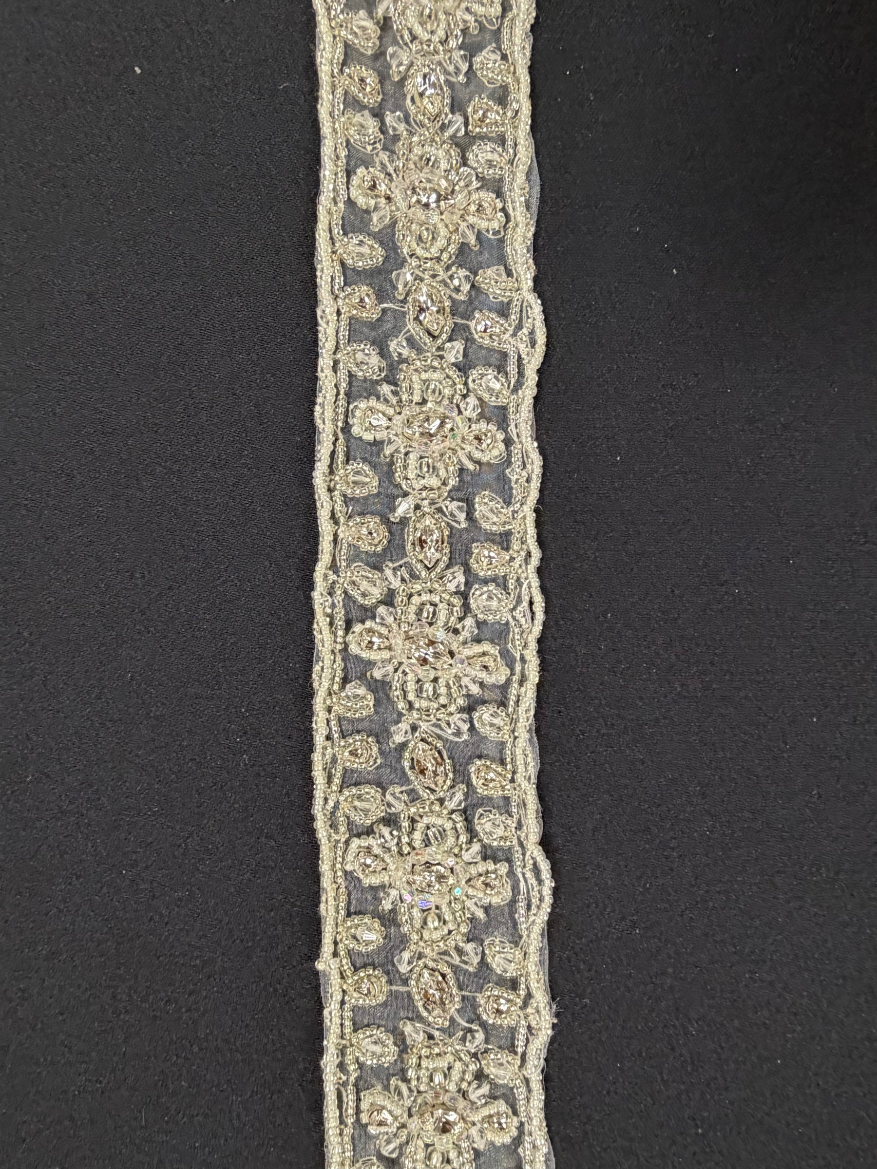 Bordure en perles ivoire/cristal - T161