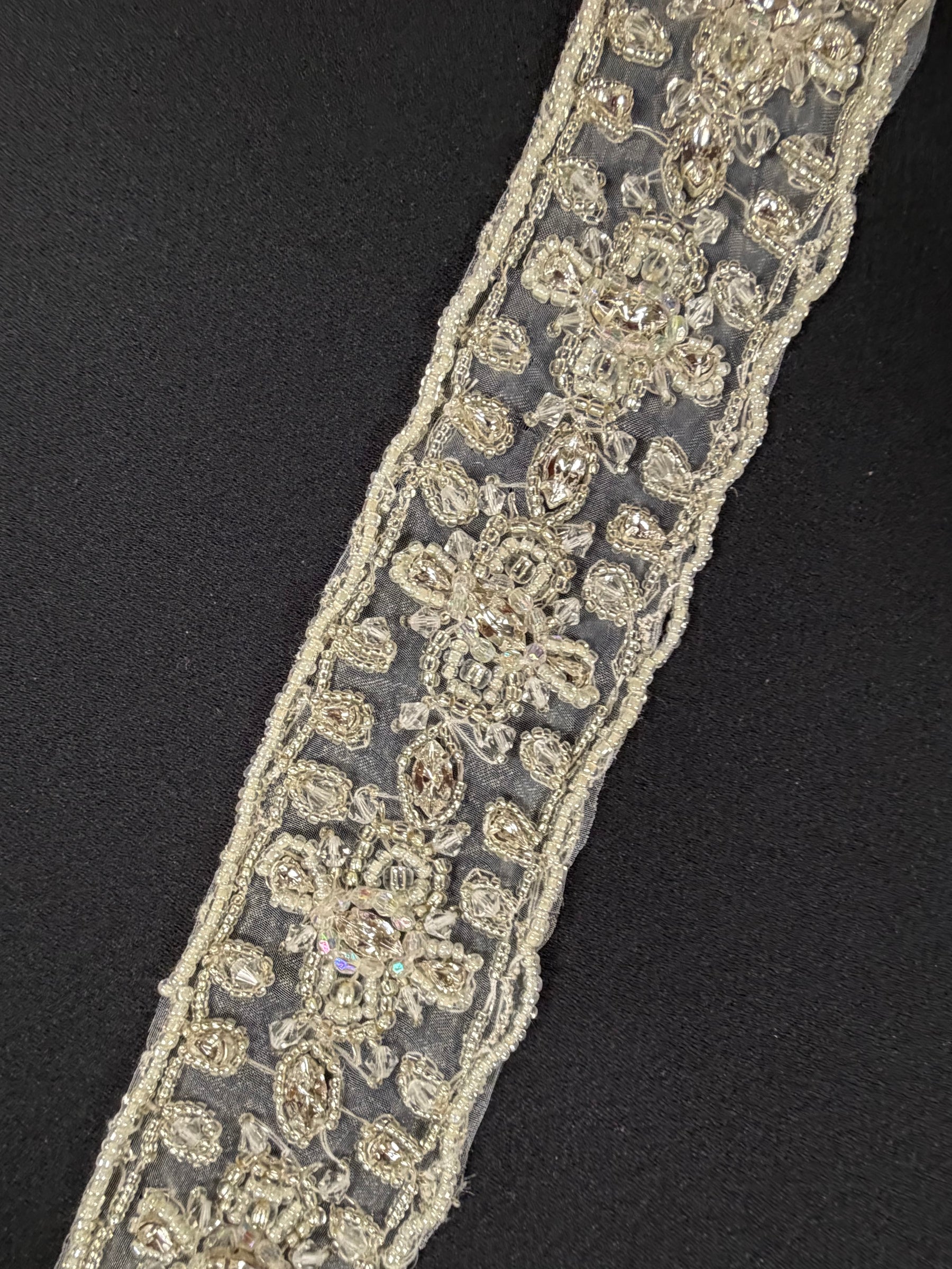 Bordure en perles ivoire/cristal - T161