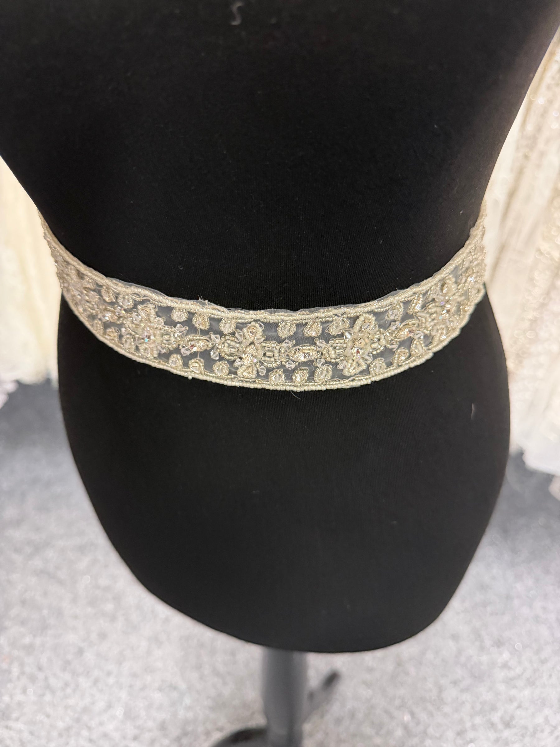 Bordure en perles ivoire/cristal - T161