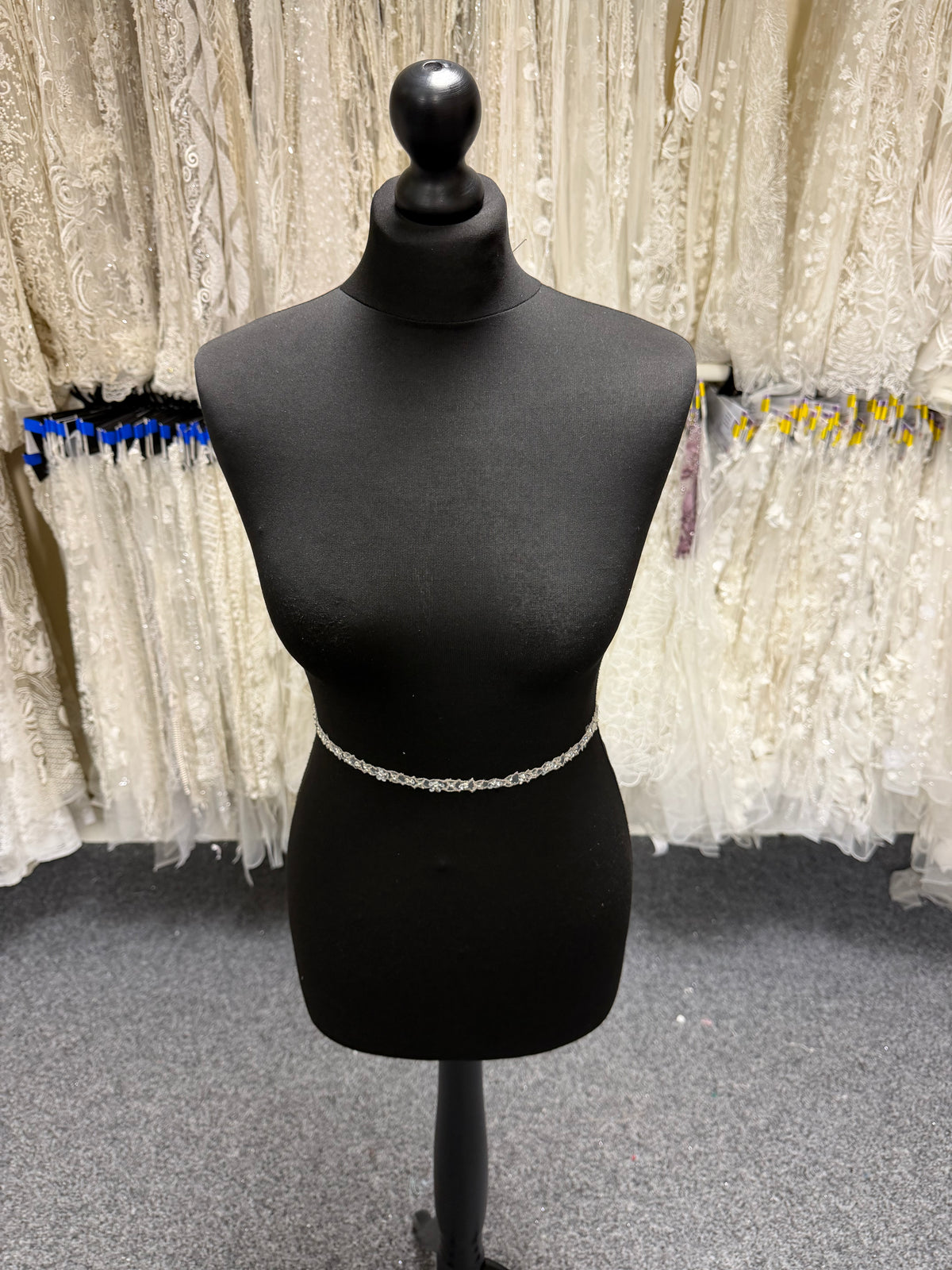 Bordure argentée à perles et sequins - T148