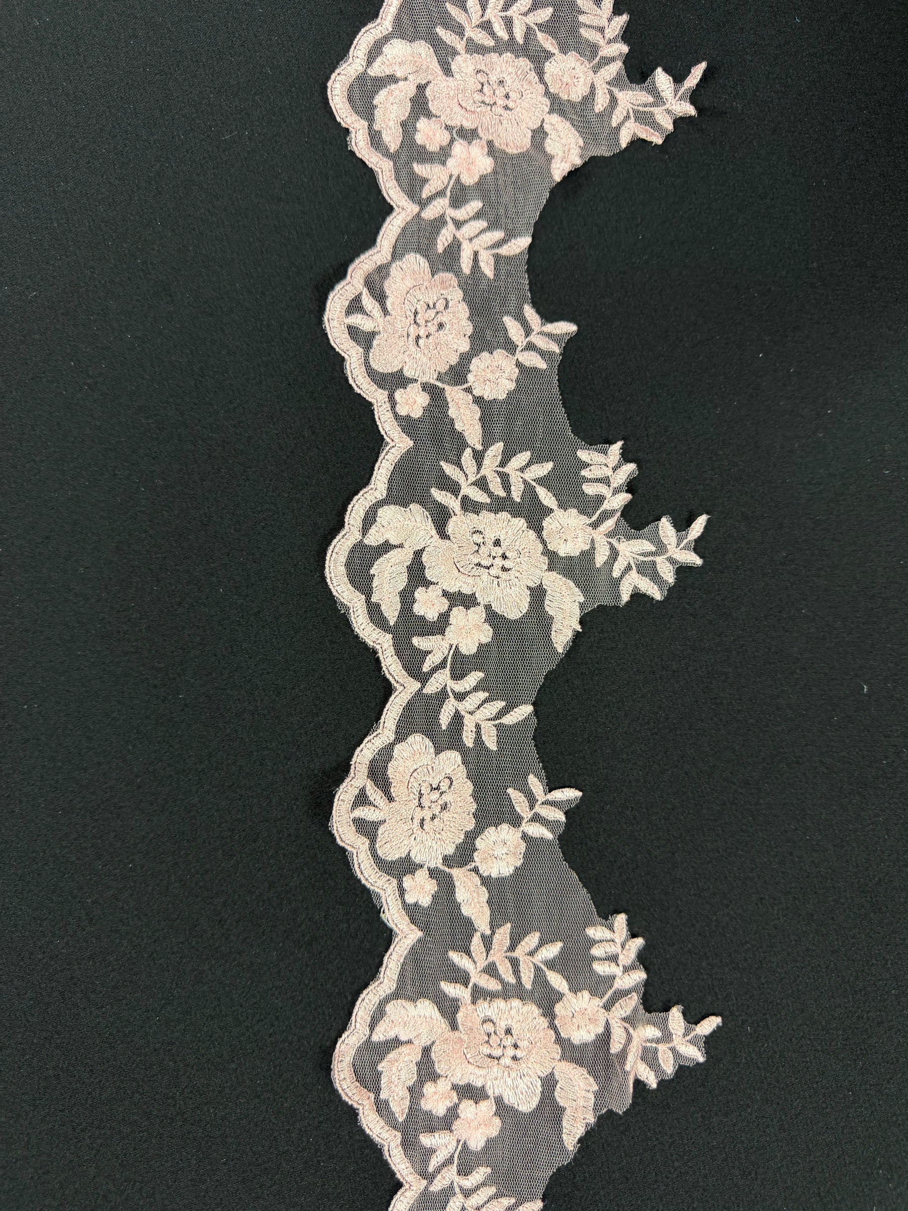 Bordure brodée rose rose - T131