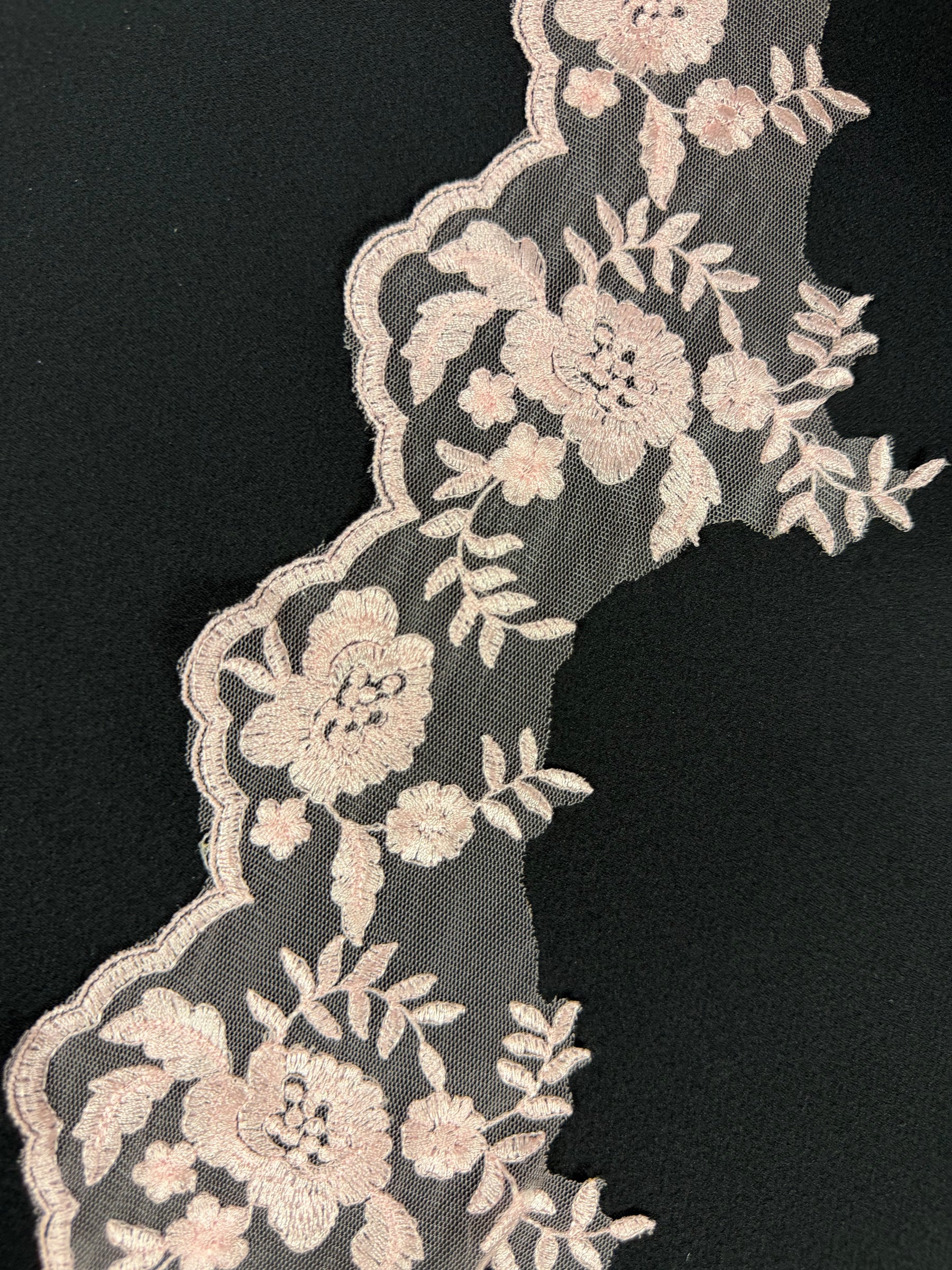 Bordure brodée rose rose - T131