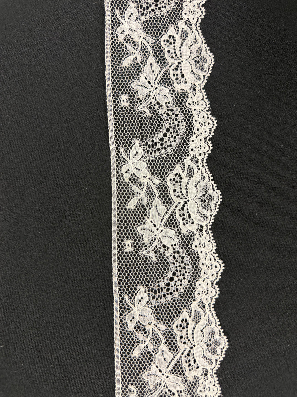 Bordure en dentelle française ivoire - T178