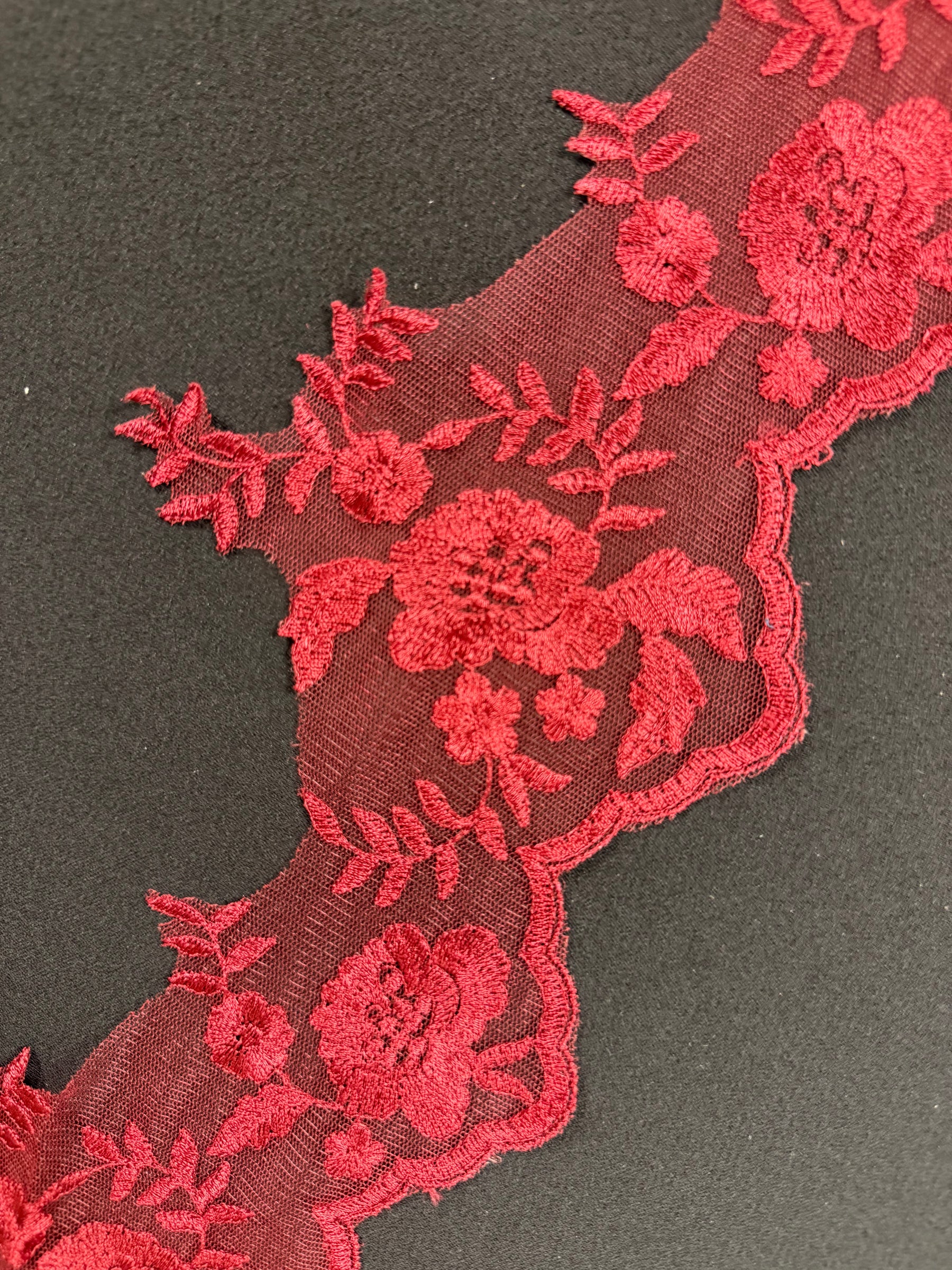 Bordure brodée couleur vin - T131