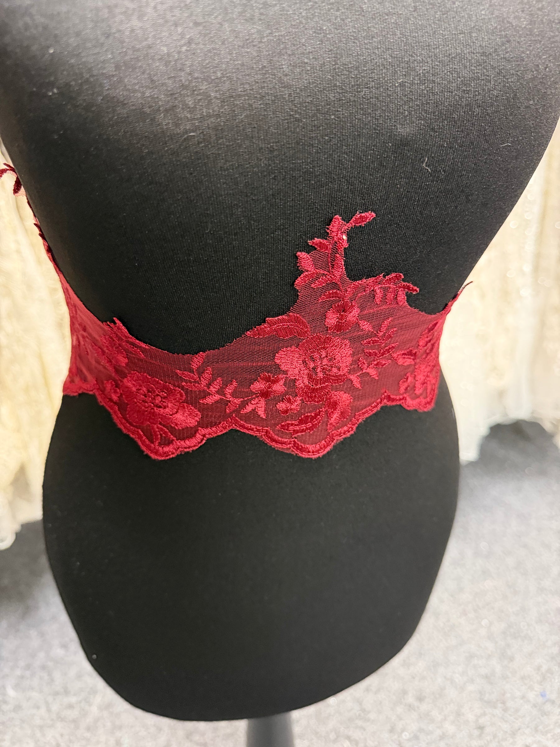 Bordure brodée couleur vin - T131