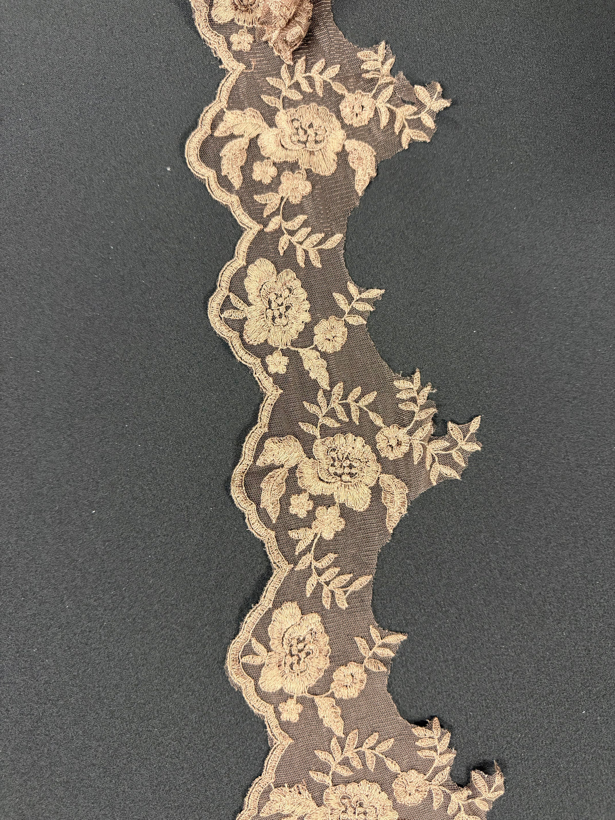 Bordure brodée chocolat - T131