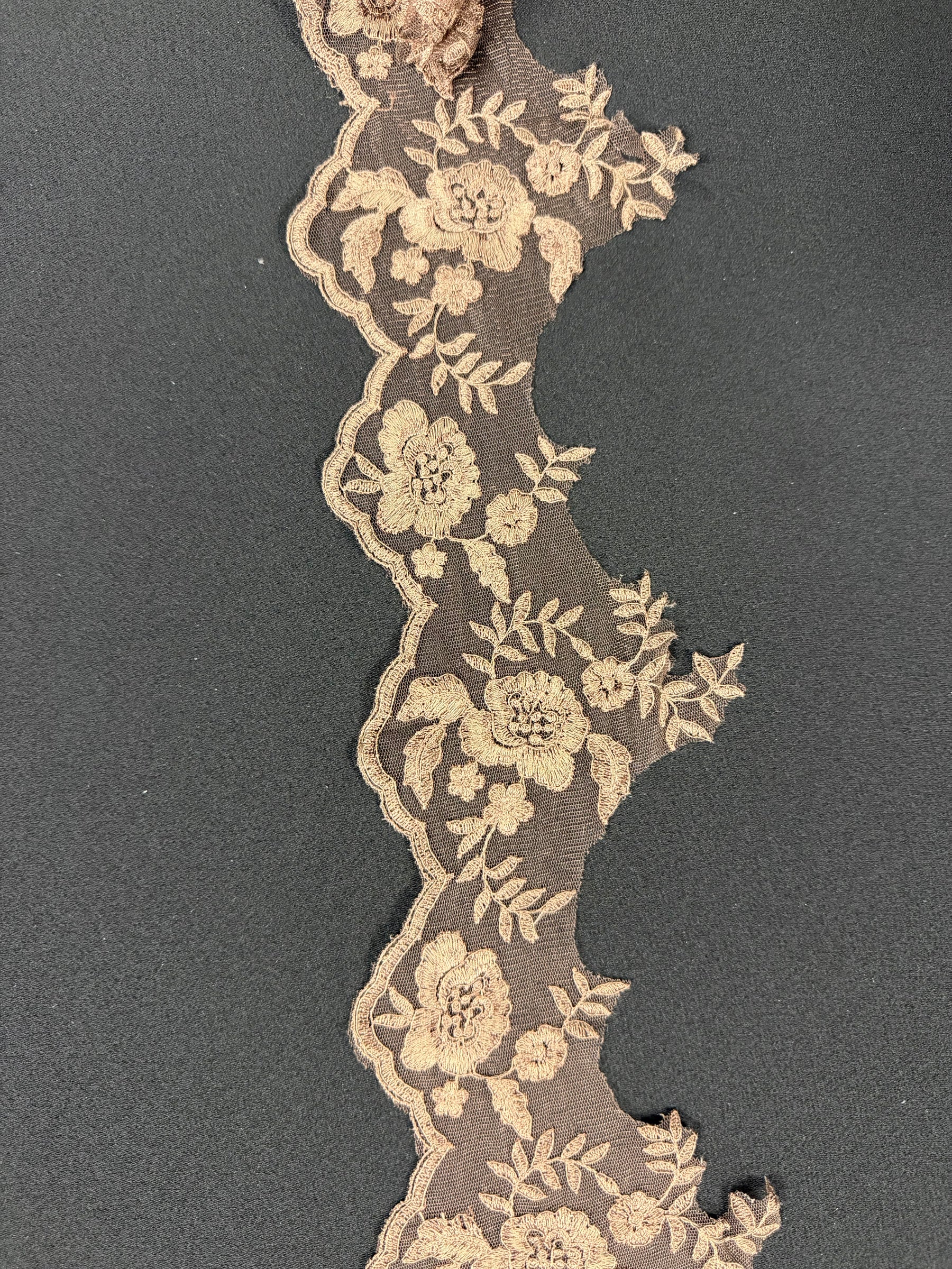 Bordure brodée chocolat - T131