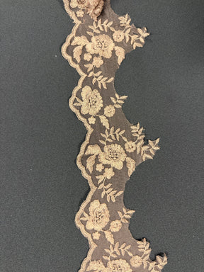 Bordure brodée chocolat - T131