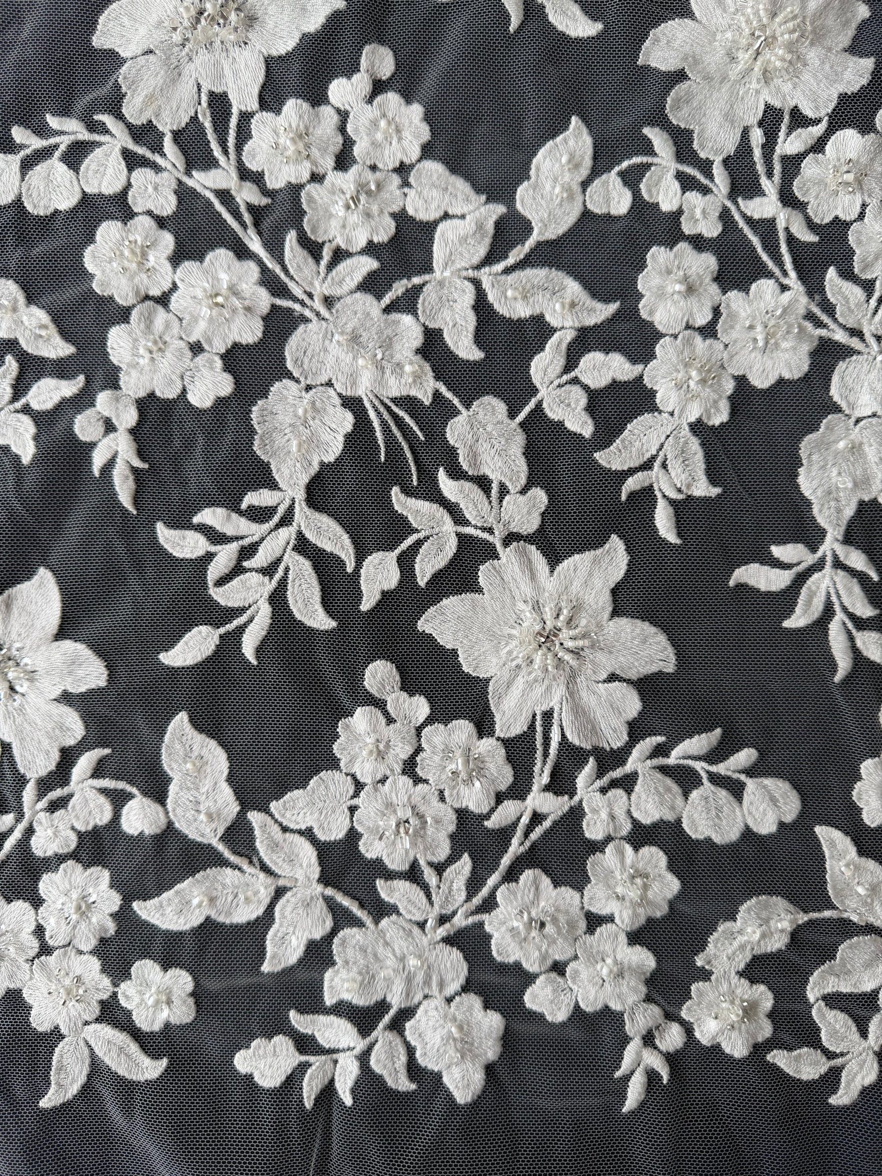 Tulle brodé de perles ivoire - EB1083