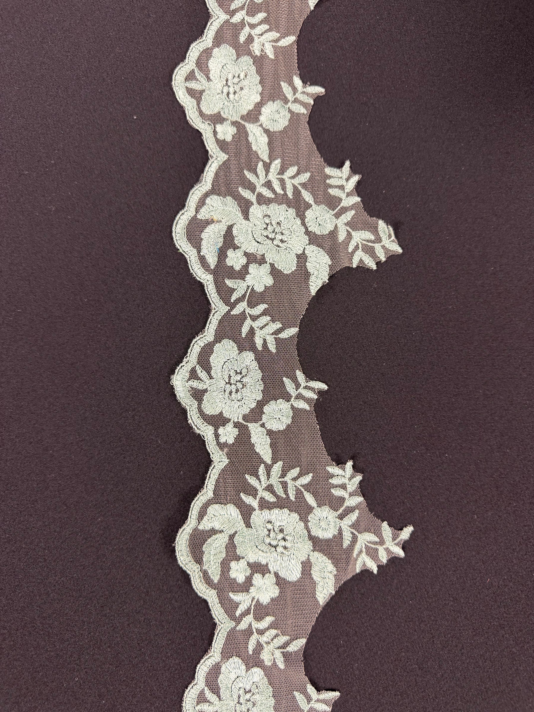 Bordure brodée vert brumeux - T131