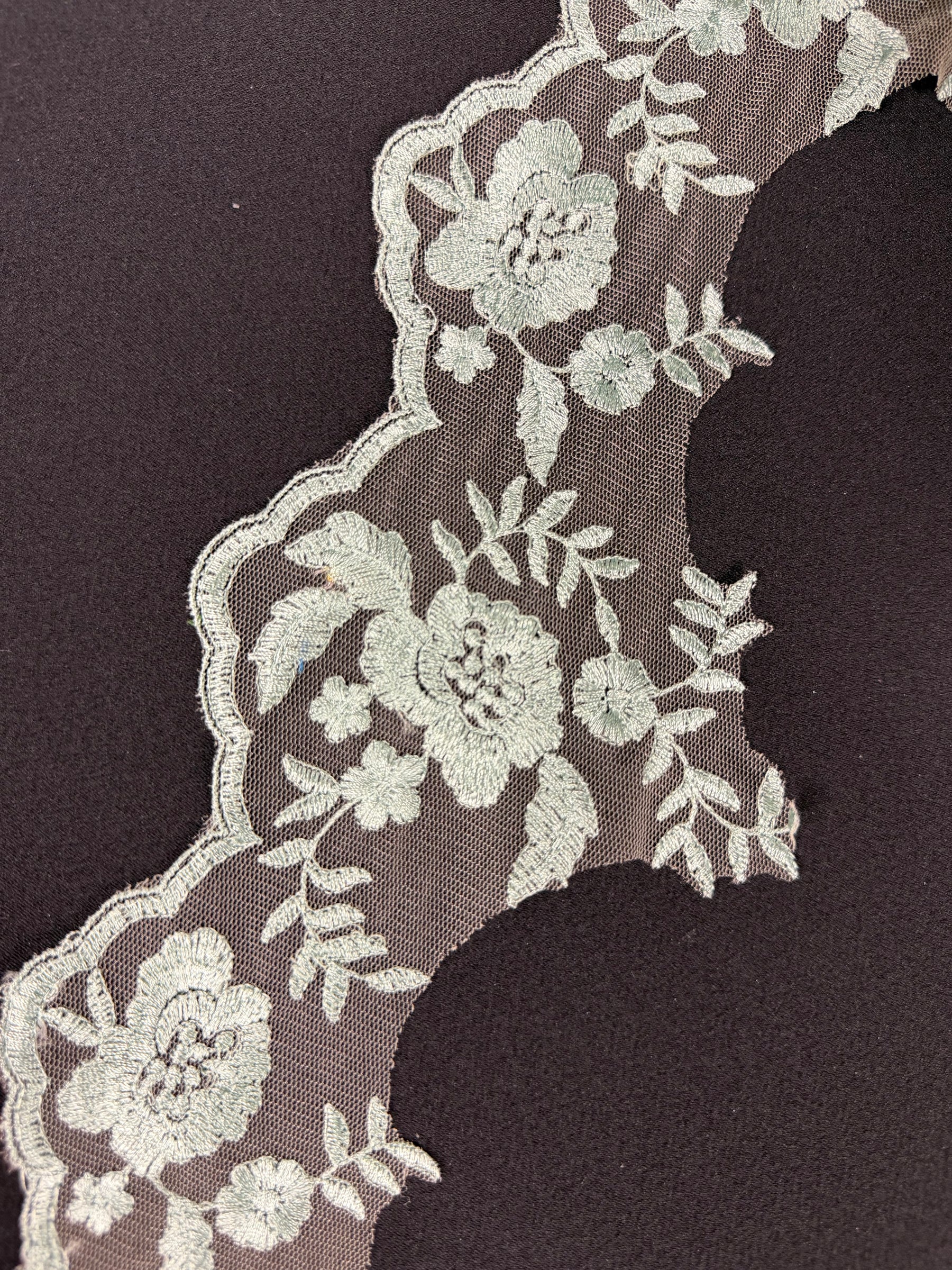 Bordure brodée vert brumeux - T131