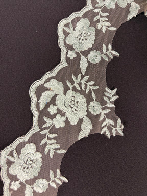 Bordure brodée vert brumeux - T131