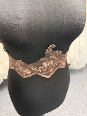 Bordure brodée chocolat - T131