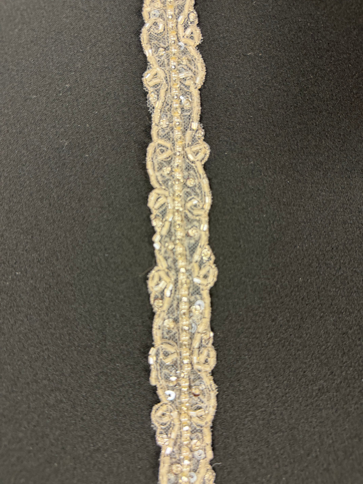 Bordure à perles et sequins ivoire/argent - T295