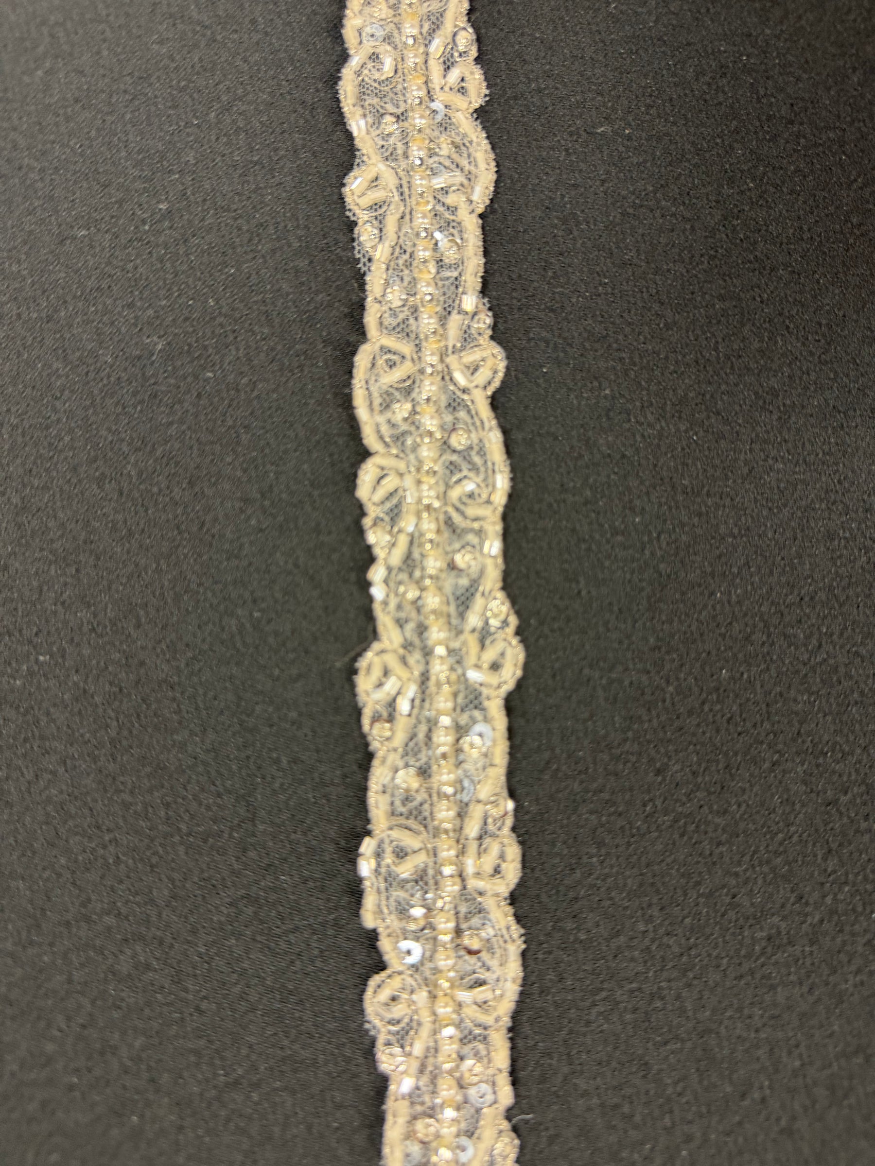 Bordure à perles et sequins ivoire/argent - T295
