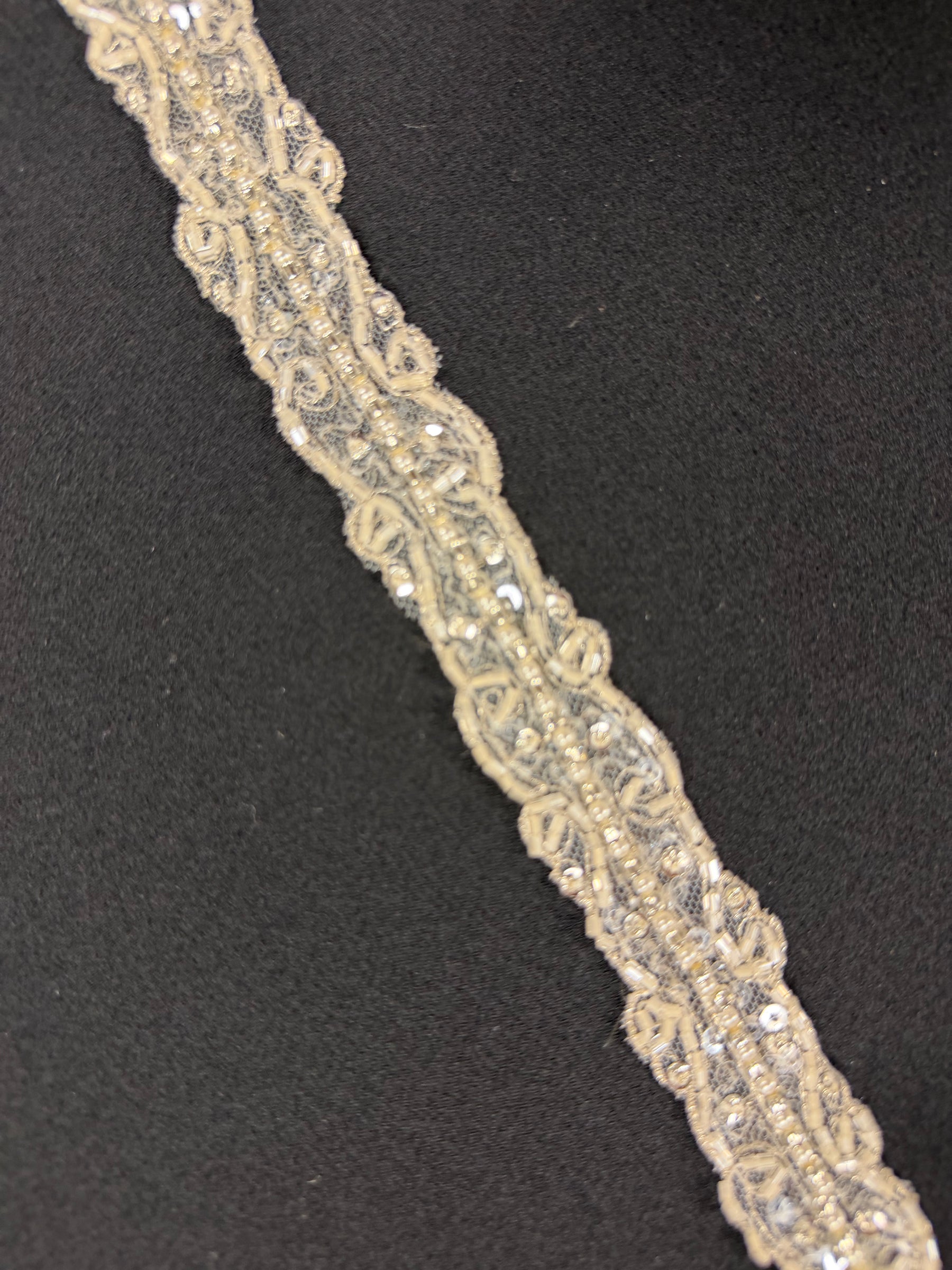 Bordure à perles et sequins ivoire/argent - T295