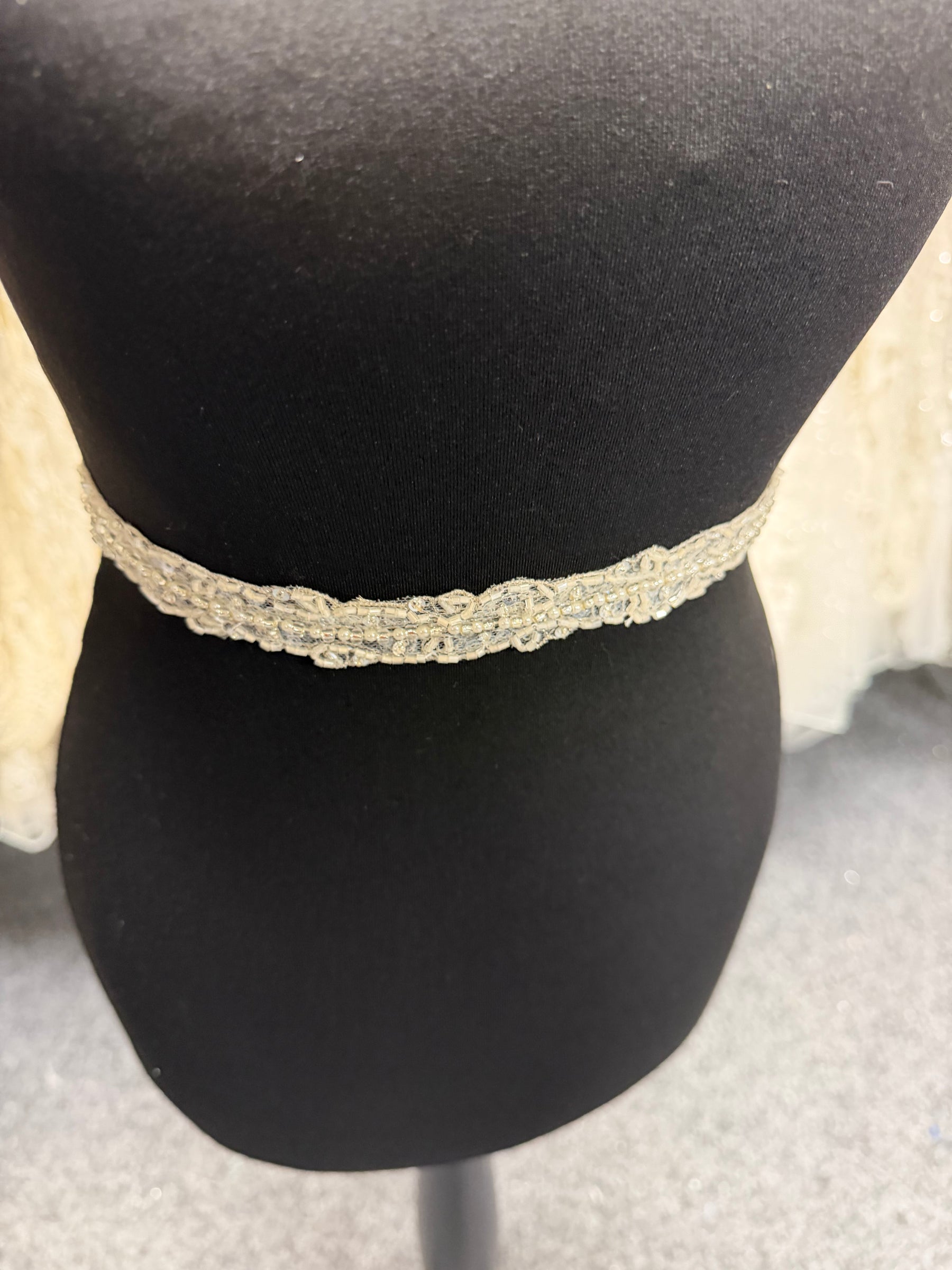 Bordure à perles et sequins ivoire/argent - T295