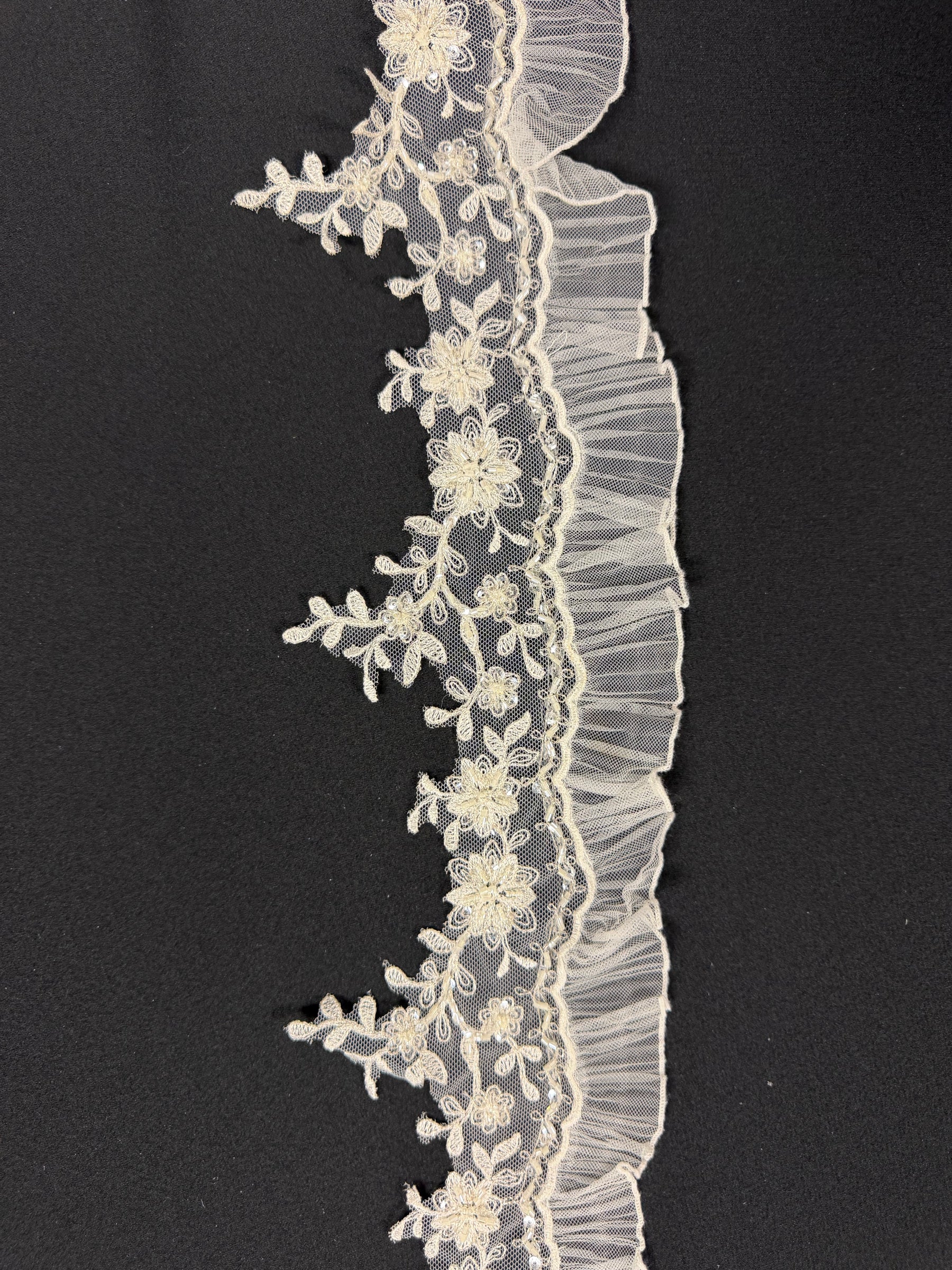 Bordure en tulle plissé perlé et à paillettes Ivoire/Argent - T278